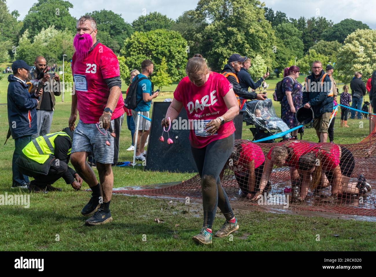 15 luglio 2023. L'evento Reading Pretty Muddy Race for Life si è svolto a Prospect Park, Reading, Berkshire, Inghilterra, nel fine settimana, con corse ad ostacoli per bambini e adulti. L'evento benefico raccoglie fondi per la ricerca sul cancro nel Regno Unito. Foto Stock 15 luglio 2023. L'evento Reading Pretty Muddy Race for Life si è svolto a Prospect Park, Reading, Berkshire, Inghilterra, nel fine settimana, con corse ad ostacoli per bambini e adulti. L'evento benefico raccoglie fondi per la ricerca sul cancro nel Regno Unito. Foto Stock