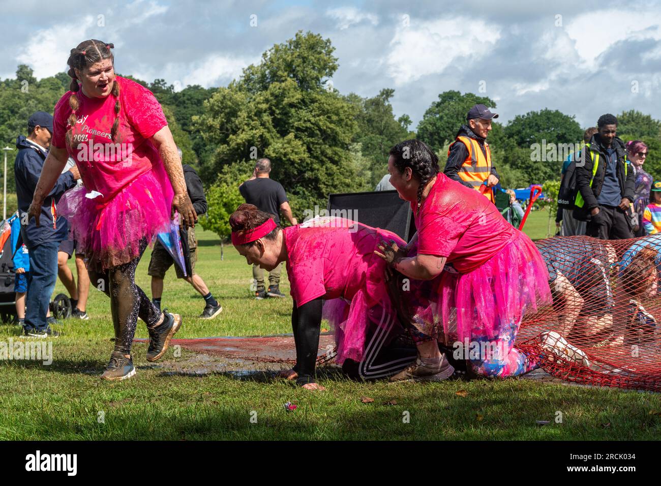 15 luglio 2023. L'evento Reading Pretty Muddy Race for Life si è svolto a Prospect Park, Reading, Berkshire, Inghilterra, nel fine settimana, con corse ad ostacoli per bambini e adulti. L'evento benefico raccoglie fondi per la ricerca sul cancro nel Regno Unito. Foto Stock 15 luglio 2023. L'evento Reading Pretty Muddy Race for Life si è svolto a Prospect Park, Reading, Berkshire, Inghilterra, nel fine settimana, con corse ad ostacoli per bambini e adulti. L'evento benefico raccoglie fondi per la ricerca sul cancro nel Regno Unito. Foto Stock