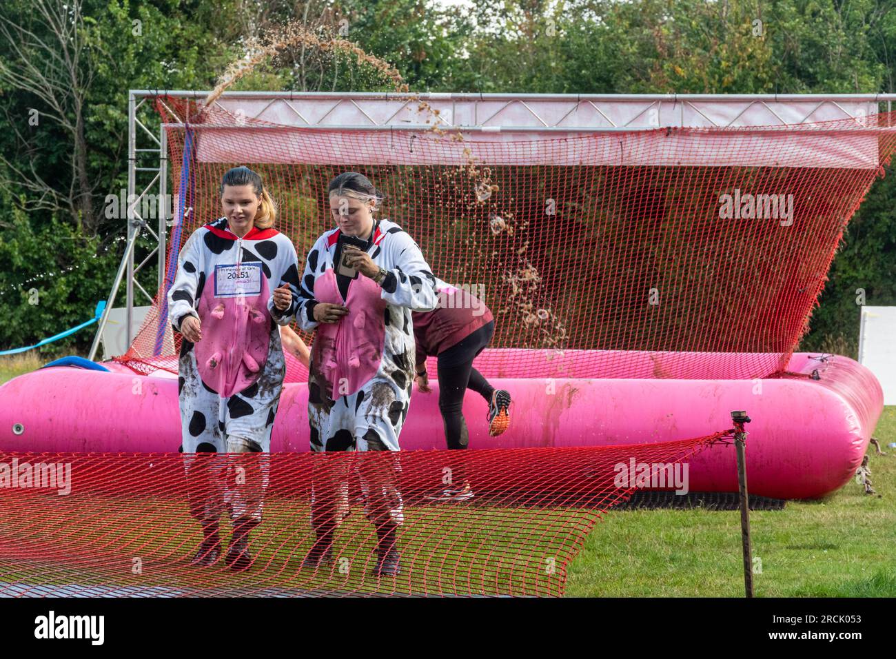 15 luglio 2023. L'evento Reading Pretty Muddy Race for Life si è svolto a Prospect Park, Reading, Berkshire, Inghilterra, nel fine settimana, con corse ad ostacoli per bambini e adulti. L'evento benefico raccoglie fondi per la ricerca sul cancro nel Regno Unito. Foto Stock 15 luglio 2023. L'evento Reading Pretty Muddy Race for Life si è svolto a Prospect Park, Reading, Berkshire, Inghilterra, nel fine settimana, con corse ad ostacoli per bambini e adulti. L'evento benefico raccoglie fondi per la ricerca sul cancro nel Regno Unito. Foto Stock