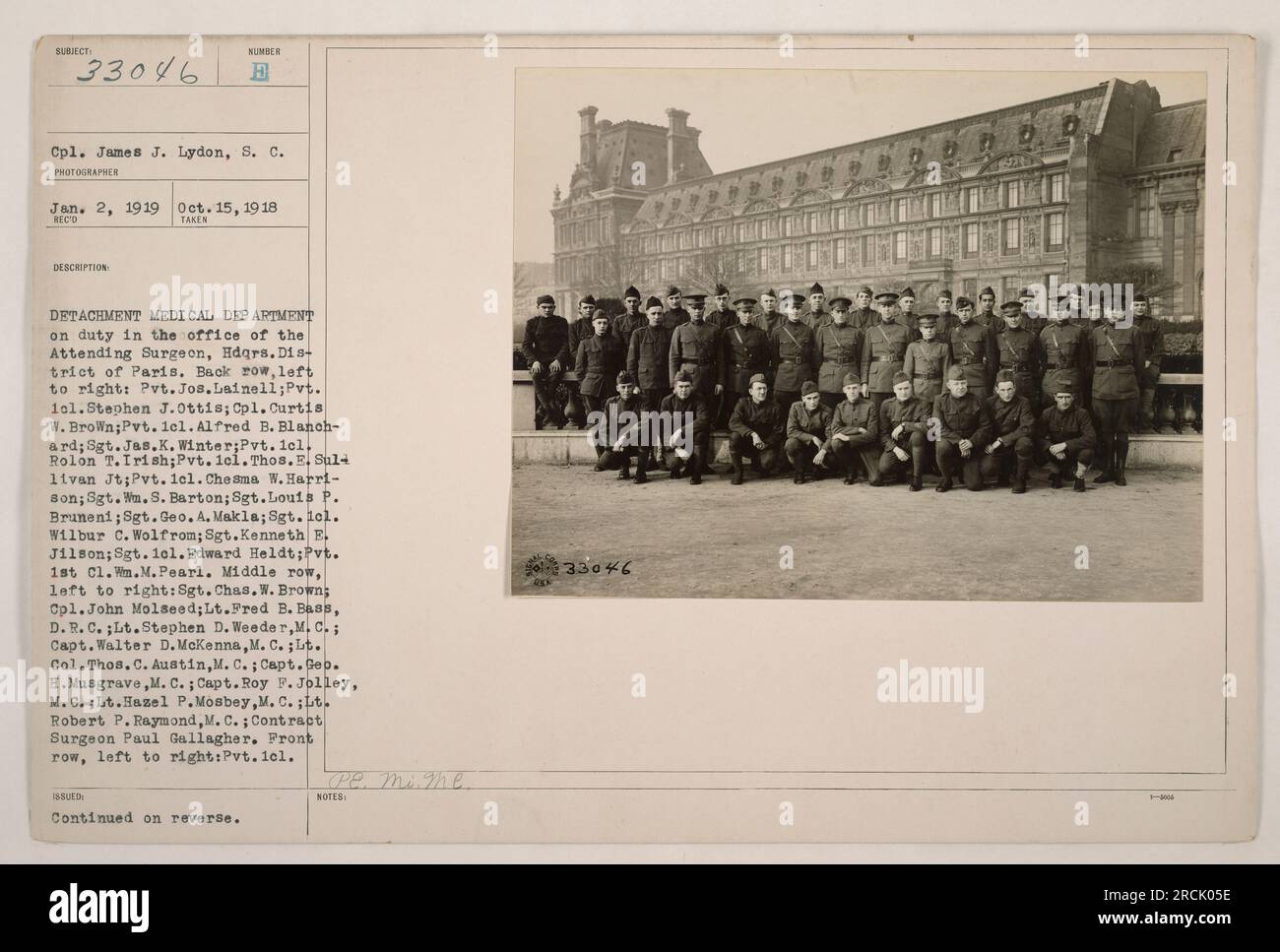 CPL. James J. Lydon e il Dipartimento medico distaccato sono mostrati nell'ufficio del chirurgo curante presso la sede centrale del distretto di Parigi. La fotografia include vari soldati che vanno da privati a privati di prima classe, così come sergenti e luogotenenti, tra cui il tenente Fred B. Bass, il tenente colonnello Thos. C. Austin, e il capitano Walter D. McKenna, tra gli altri. Anche il chirurgo a contratto Paul Gallagher è presente nell'immagine. Foto Stock