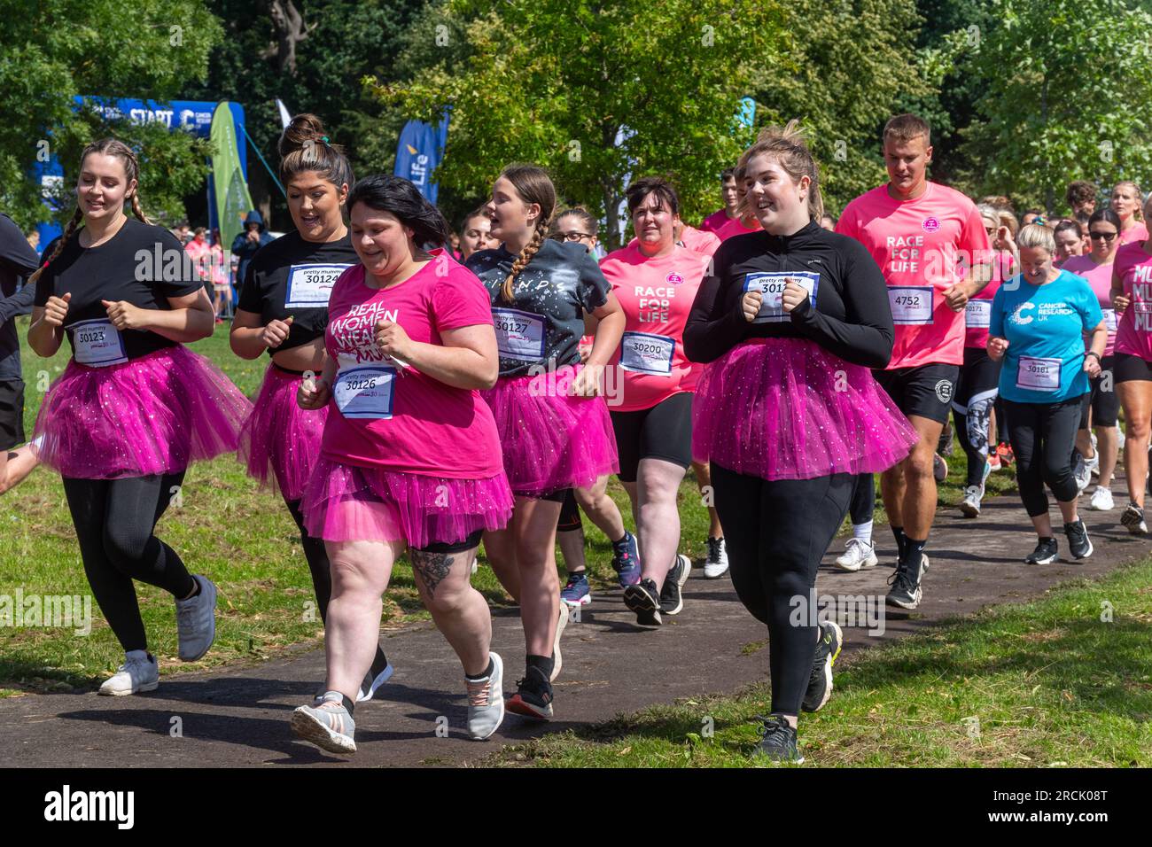 15 luglio 2023. L'evento Reading Pretty Muddy Race for Life si è svolto a Prospect Park, Reading, Berkshire, Inghilterra, nel fine settimana, con corse ad ostacoli per bambini e adulti. L'evento benefico raccoglie fondi per la ricerca sul cancro nel Regno Unito. Foto Stock