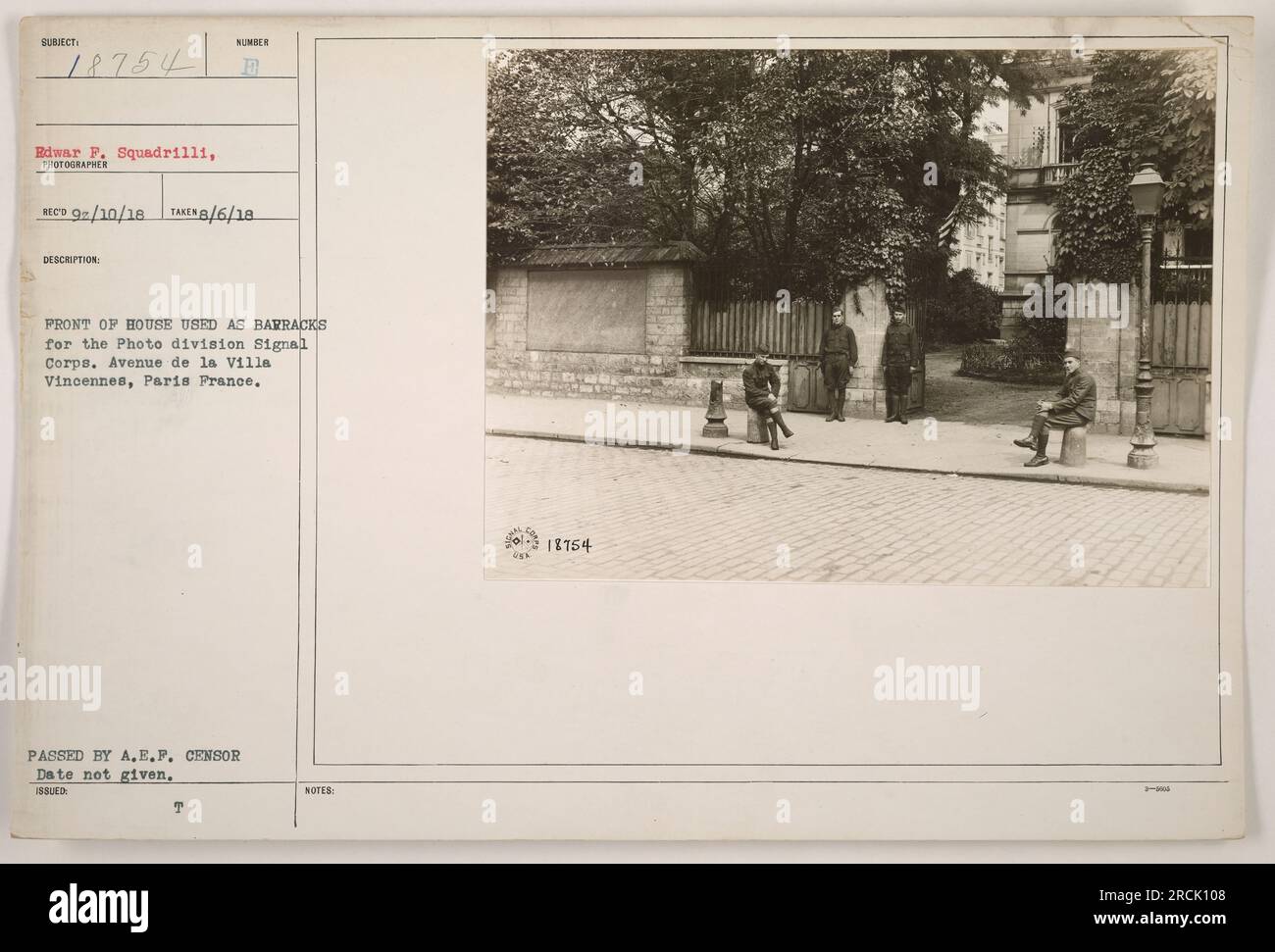 I soldati che frequentavano una sessione di addestramento in una casa divennero caserme per il Photo Division Signal Corps a Parigi, in Francia durante la prima guerra mondiale. La fotografia è stata scattata il 6 agosto 1918 ed è stata ottenuta dal fotografo Edward P. Squadrilli. L'immagine è stata approvata dalla censura A.E.F. ed è classificata con il numero di descrizione 18754. Foto Stock