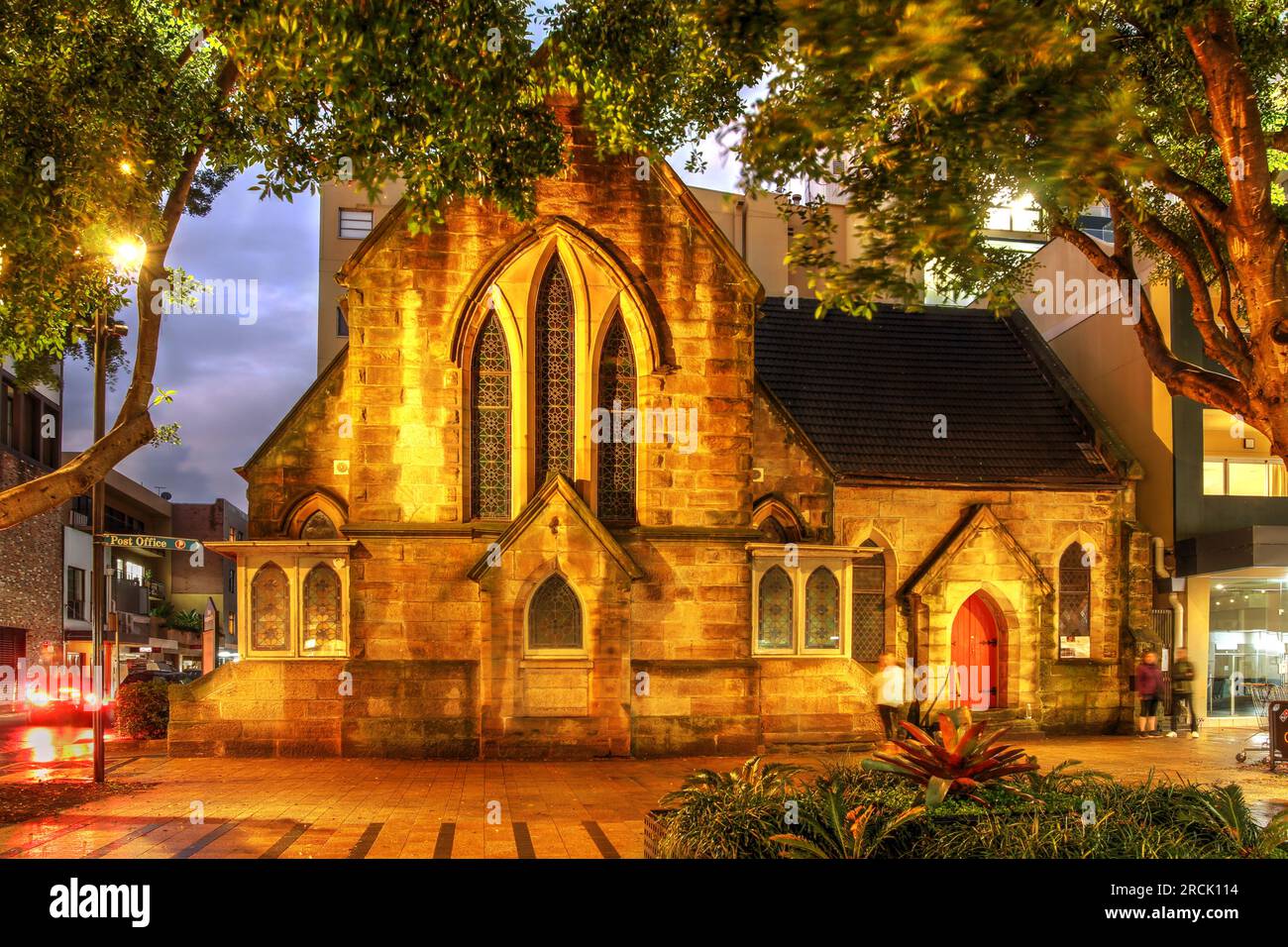 Scena notturna della Little gothic Manly Congregational Church risalente al 1862 a Manly, Sydney, Australia Foto Stock
