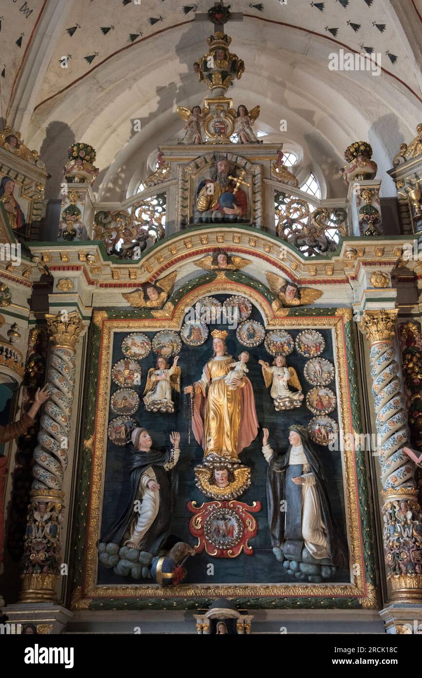 Chiesa di San Ronano a Locronan, altera in stile barocco francese in legno intagliato policromo. Locronan, Bretagna, Francia 8 luglio 2023. 2020 HOMER SYKES Foto Stock