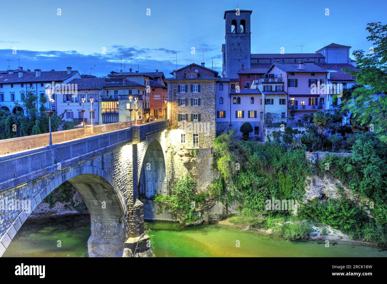 Vista notturna del Ponte del Diavolo sul fiume Natisone a Cividale del Friuli, provincia di Udine, Italia Foto Stock