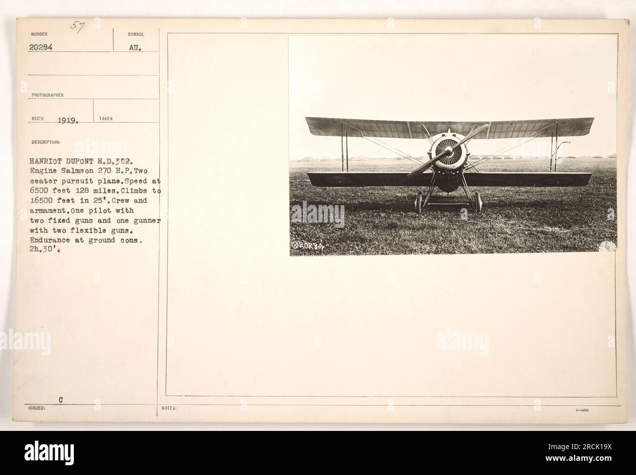 Una fotografia di un Hanriot Dupont H.D.302, un aereo da inseguimento a due posti utilizzato nell'aviazione durante la prima guerra mondiale L'aereo è equipaggiato con un 270 H.P. Motore Salms e ha una velocità di 128 miglia all'ora a 6500 piedi. Può salire fino a 16500 piedi in 25 minuti. L'equipaggio è composto da un pilota con due cannoni fissi e un cannone con due cannoni flessibili. La resistenza al consumo a terra è di 2 ore e 30 minuti. Questa foto è numerata 20284 ed è stata scattata dal fotografo RED nel 1919. Foto Stock