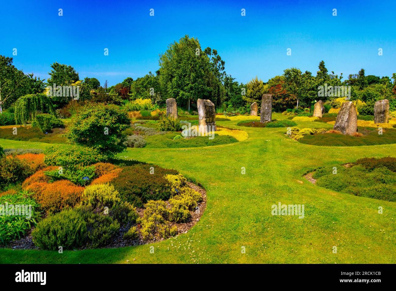 Holme Henge con i suoi monoliti in pietra Purbeck e le sue orme colorate presso i giardini paesaggistici Holme for Gardens vicino a Wareham, Dorset, Inghilterra, Regno Unito Foto Stock