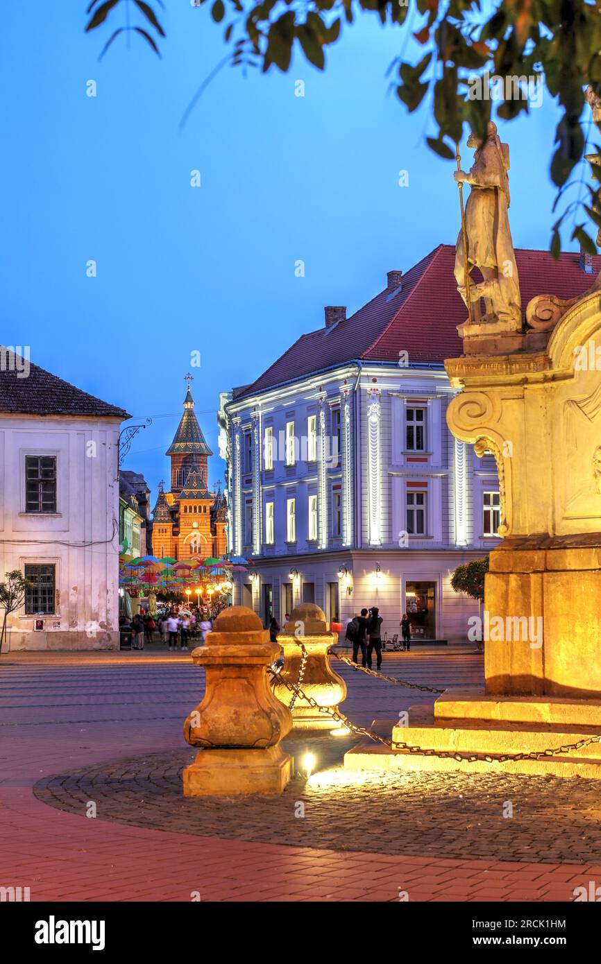 Scena notturna a Piata Libertatii (Piazza della libertà) a Timisoara, Romania, guardando attraverso Alba Iulia Street verso la Cattedrale ortodossa metropolitana. Foto Stock