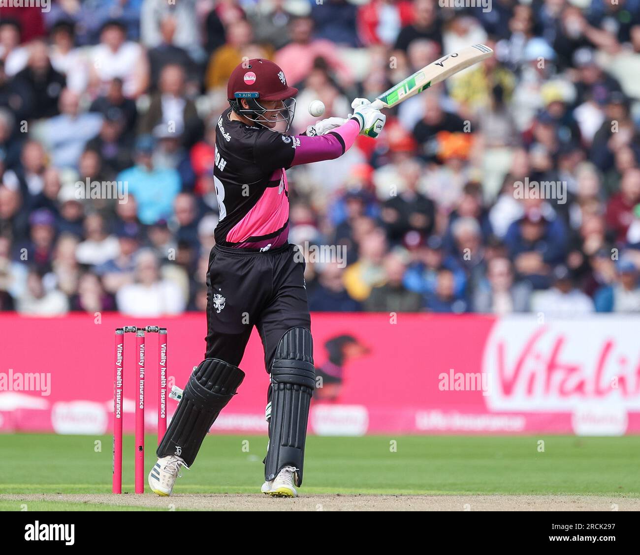Birmingham, Regno Unito il 15 luglio 2023 al Warwickshire County Cricket Club, Edgbaston. Nella foto è il wicketkeeper di Somerset, Tom Banton in azione durante la Vitality Blast semi Final del 2023 tra Somerset e Surrey l'immagine è solo per uso editoriale - credito a Stu Leggett tramite Alamy Live News Foto Stock