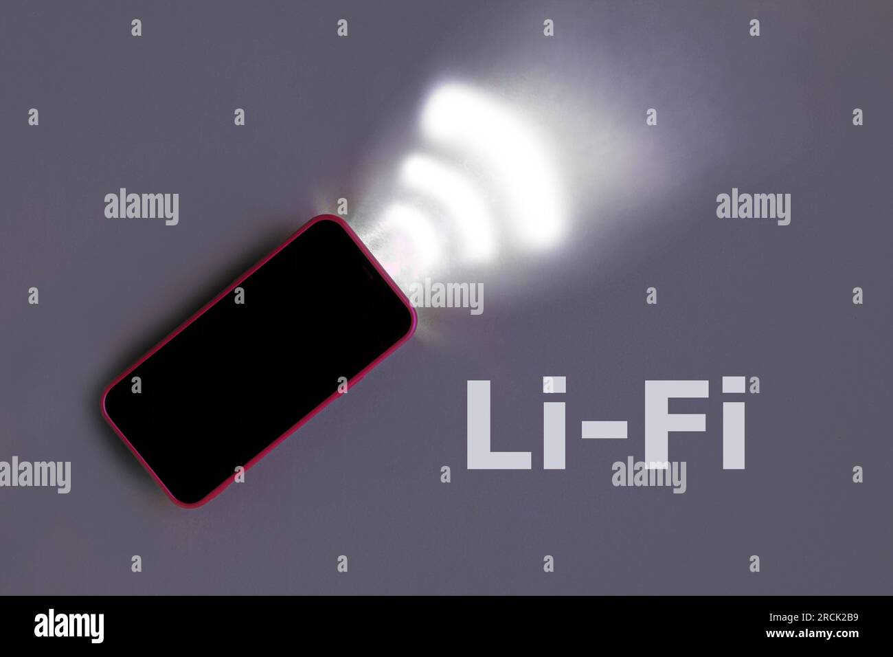 Smartphone rosso su sfondo grigio studio con dati che emettono luce. Concetto di comunicazione wireless li-Fi. Fedeltà della luce. Tecnologia W-LAN, Internet Foto Stock