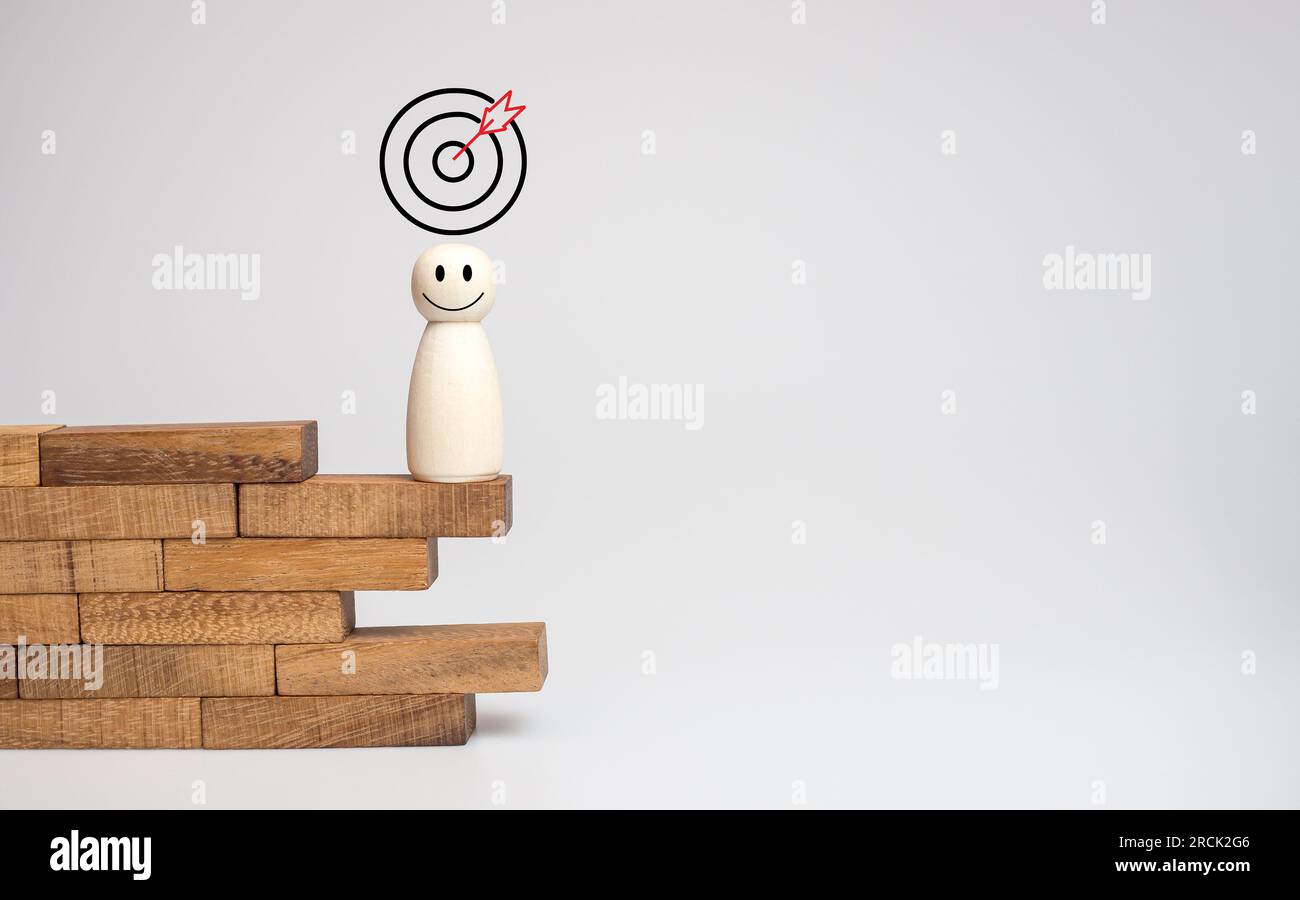 Bambola in legno in piedi su legno blocco step con Icon piano d'azione, obiettivo e obiettivo, concetto di obiettivo aziendale e di successo, gestione dei progetti, strategia aziendale Foto Stock