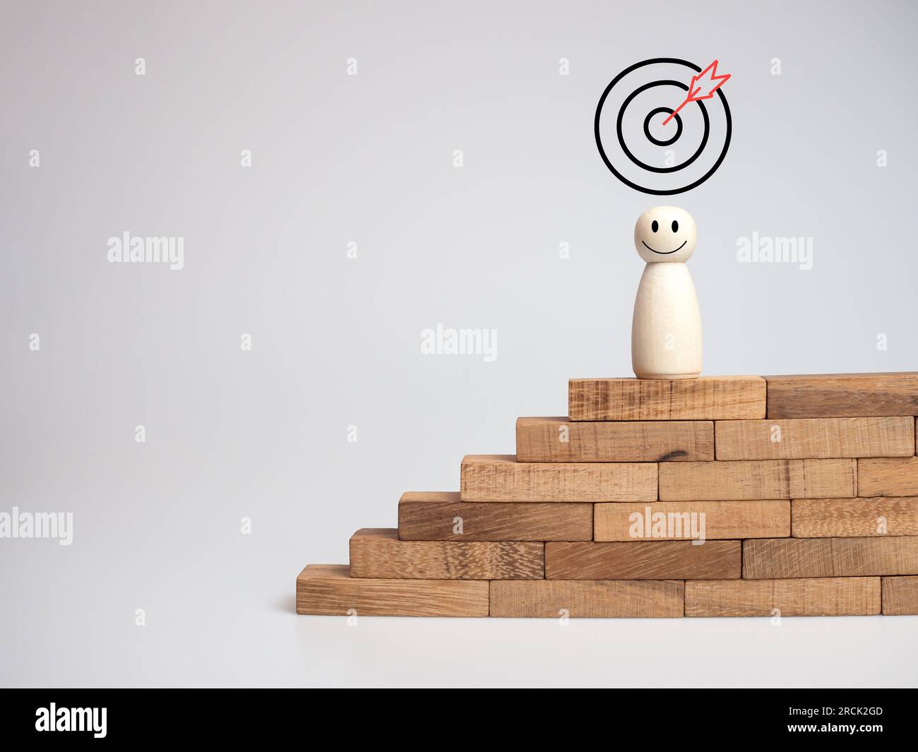 Bambola in legno in piedi su legno blocco step con Icon piano d'azione, obiettivo e obiettivo, concetto di obiettivo aziendale e di successo, gestione dei progetti, strategia aziendale Foto Stock