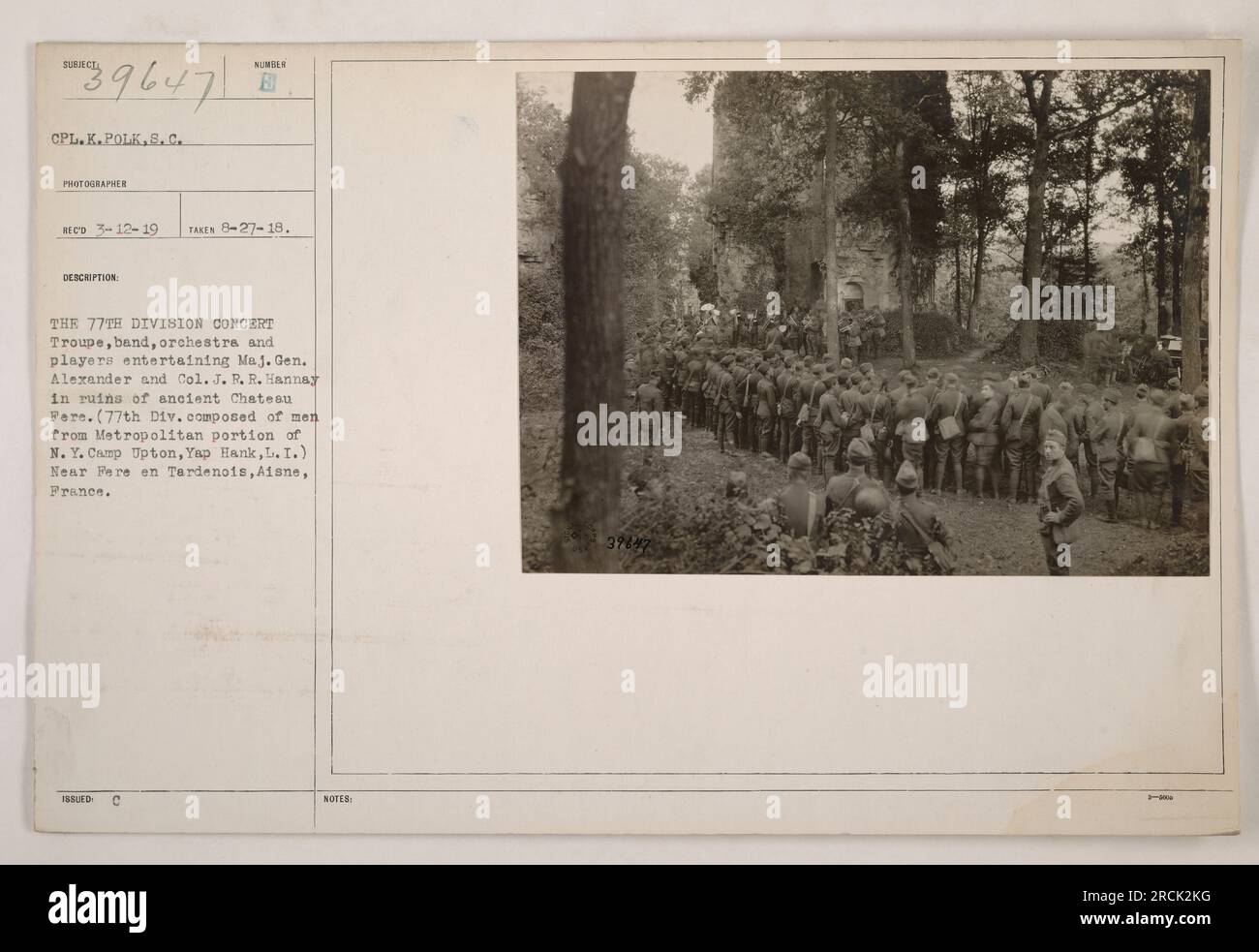 CPL. K. Polk, B.C., lavorando come fotografo con Reed, ha catturato questa immagine datata 27 agosto 1918. La fotografia mostra la 77th Division Concert Troupe, che include una band, un'orchestra e attori, intrattenendo il maggior generale Alexander e il colonnello J.R.R. Hannar nei resti dell'antico Chateau Fere. La 77th Division era composta da uomini dell'area metropolitana di New York, con base a Camp Upton, Yaphank, Long Island. L'evento si è svolto a Fere-en-Tardenois, Aisne, in Francia. Note fornite: 37847. Foto Stock