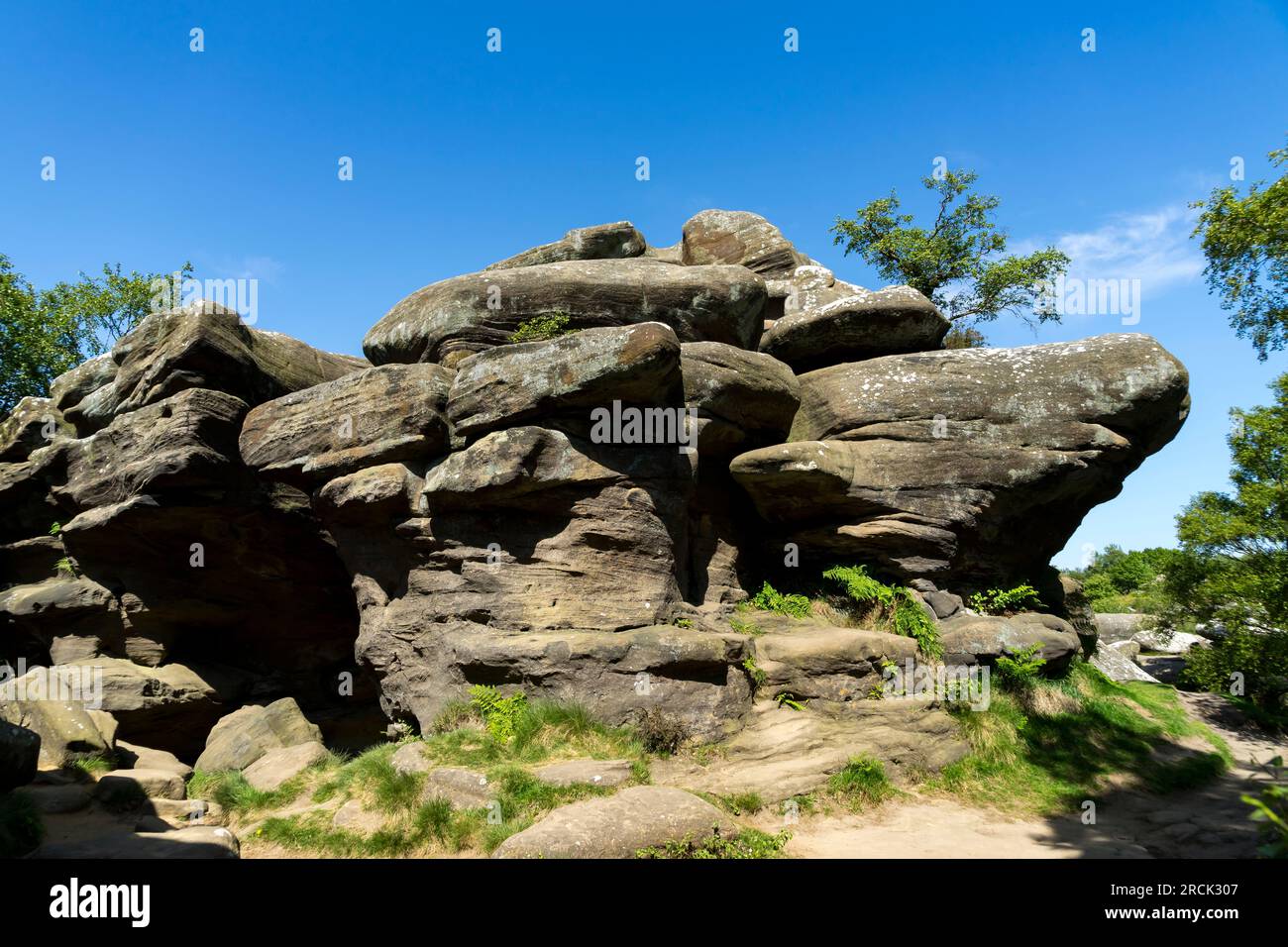 Grosse rocce, Brimham Rocks, Harrogate, North Yorkshire, Inghilterra, REGNO UNITO Foto Stock