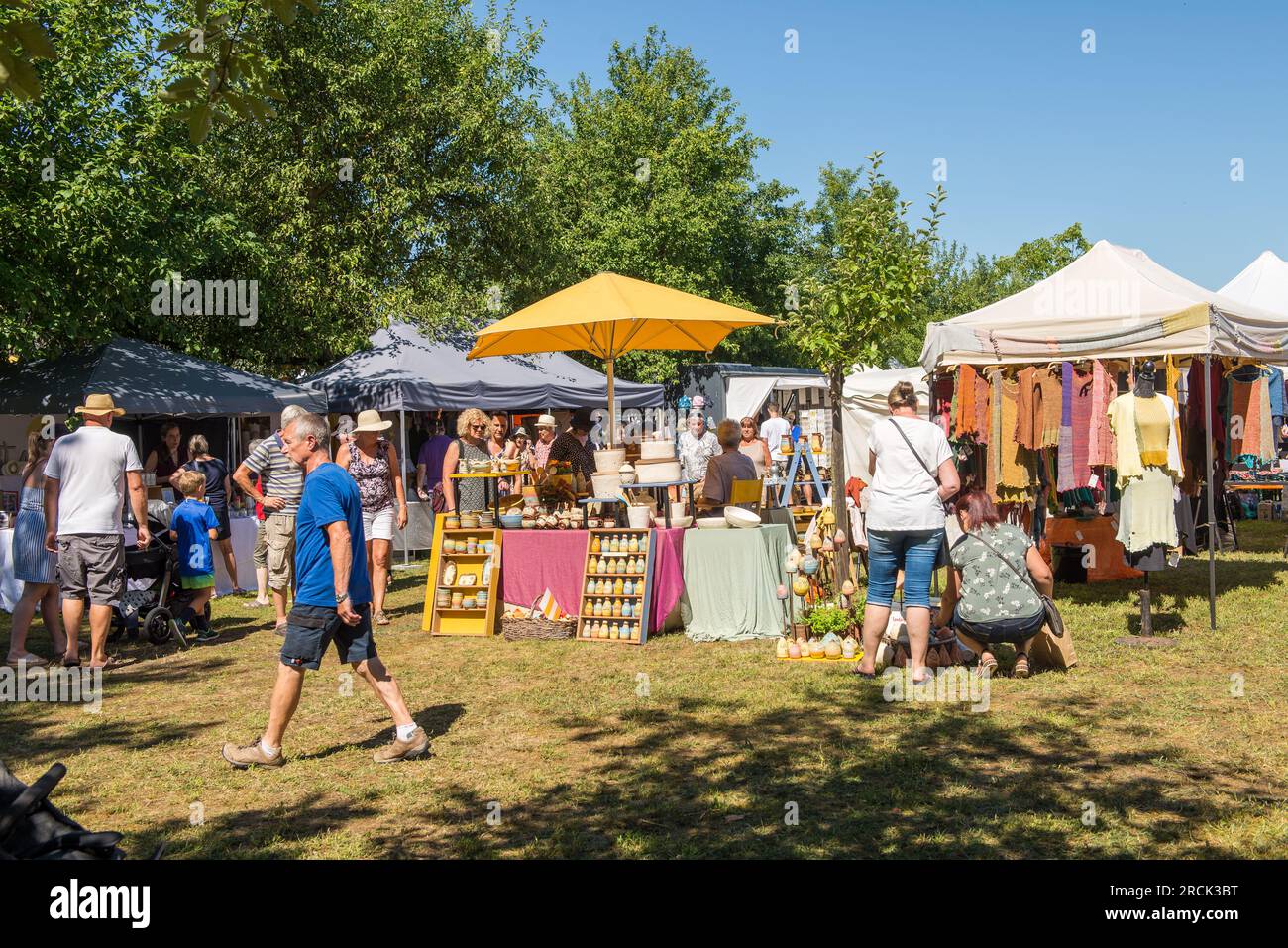 Haim, Germania: 17 luglio 2023: La gente cammina attraverso un mercato dell'artigianato guardando i diversi articoli. Foto Stock