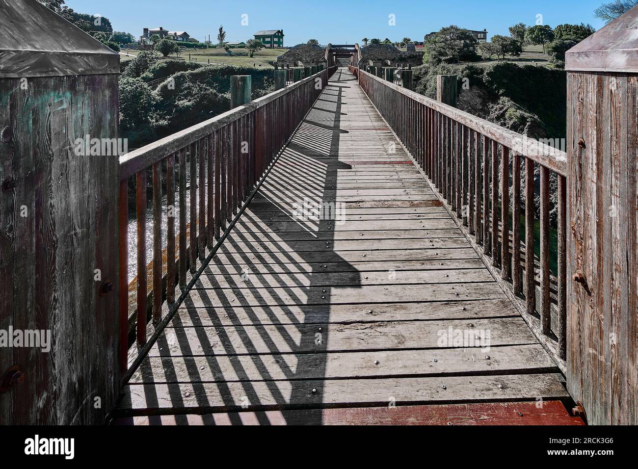 Ponte di legno con archi e colore marrone, con un punto panoramico alla fine sulle acque dell'estuario del Ribadeo. Foto Stock