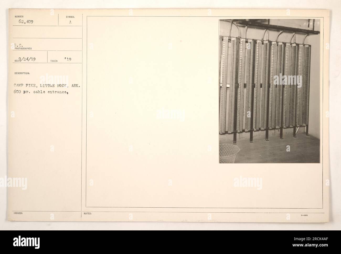 Questa fotografia mostra il cavo di ingresso da 600 libbre a Camp Pike a Little Rock, Arkansas. L'ingresso del cavo è contrassegnato con il numero 62.409 S.C. La fotografia è stata scattata da un fotografo dell'unità REGB/24/19. È stato preso a Camp Pike, Little Rock, Arkansas ed è stato etichettato come "Description Symbol A IssuedI Taken 19". La fotografia include anche alcune note aggiuntive. Foto Stock