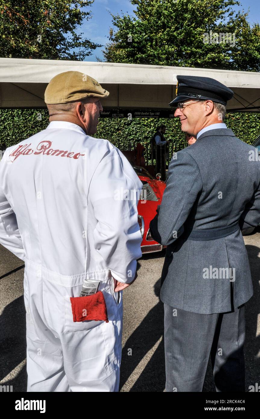 Il meccanico Alfa Romeo e l'ufficiale della RAF hanno vestito i partecipanti al Goodwood Revival 2011. Un'attrazione nostalgica per i visitatori delle corse automobilistiche retrò Foto Stock