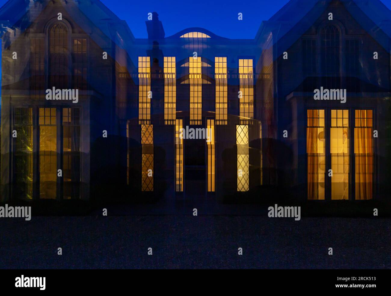 finestre luminose di una casa nelle notti buie Foto Stock