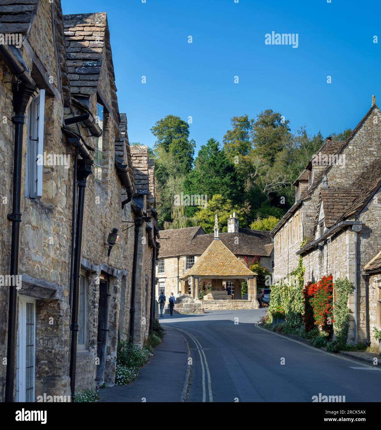 Il pittoresco villaggio di Castle Combe nel Cotswolds, in Inghilterra a fine estate. Foto Stock