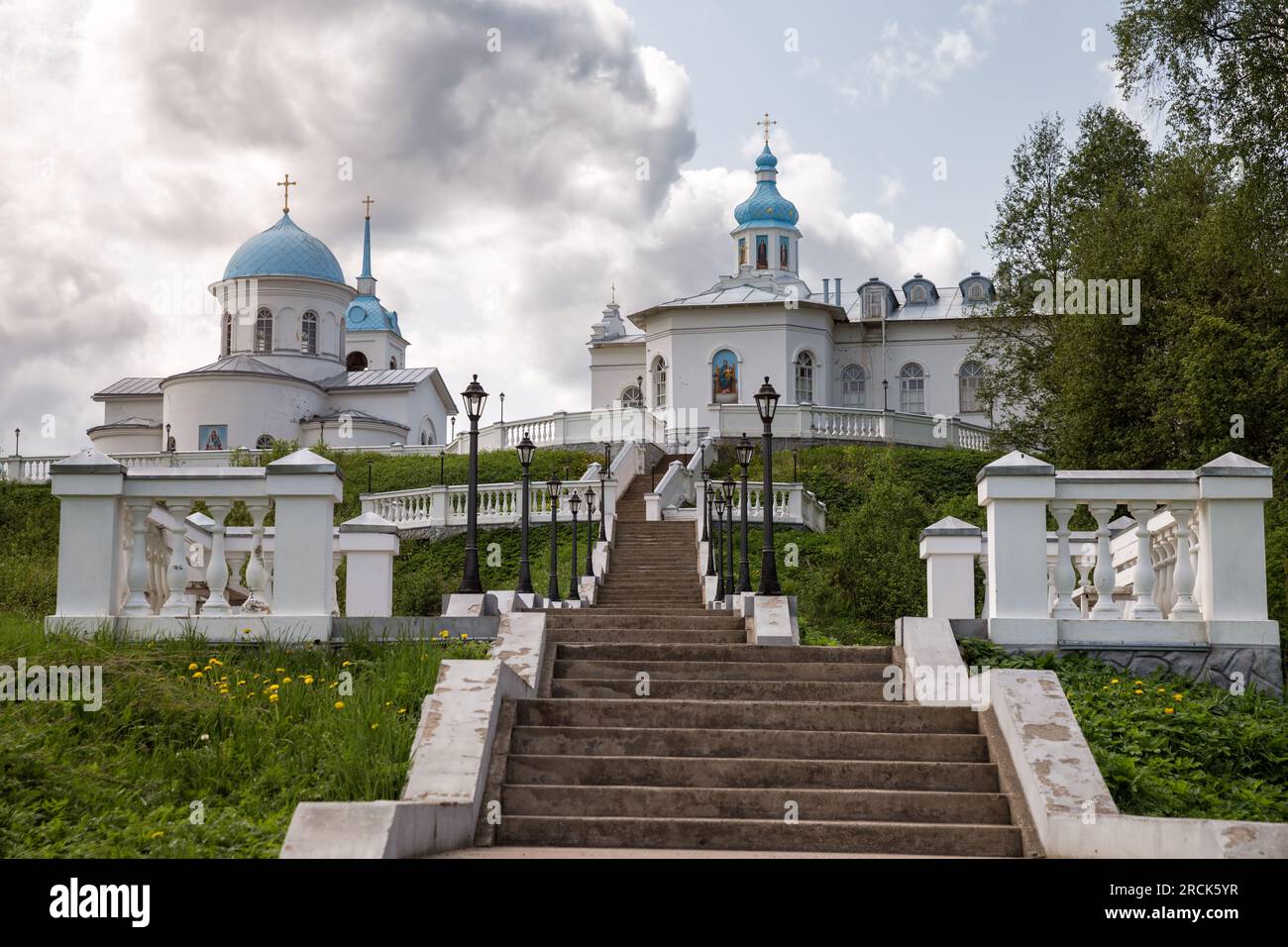 Templi del Monastero Pokrovo-Tervenichsky, regione di Leningrado, Russia Foto Stock