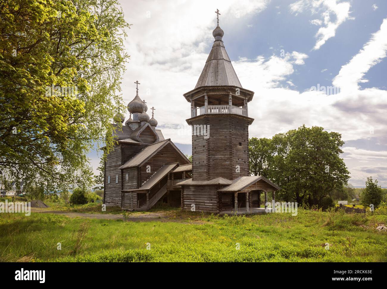 Bellissima vecchia chiesa in legno di Demetrio di Tessalonica Myrrrh-streaming a Shcheleyki, regione di Leningrado, Russia Foto Stock