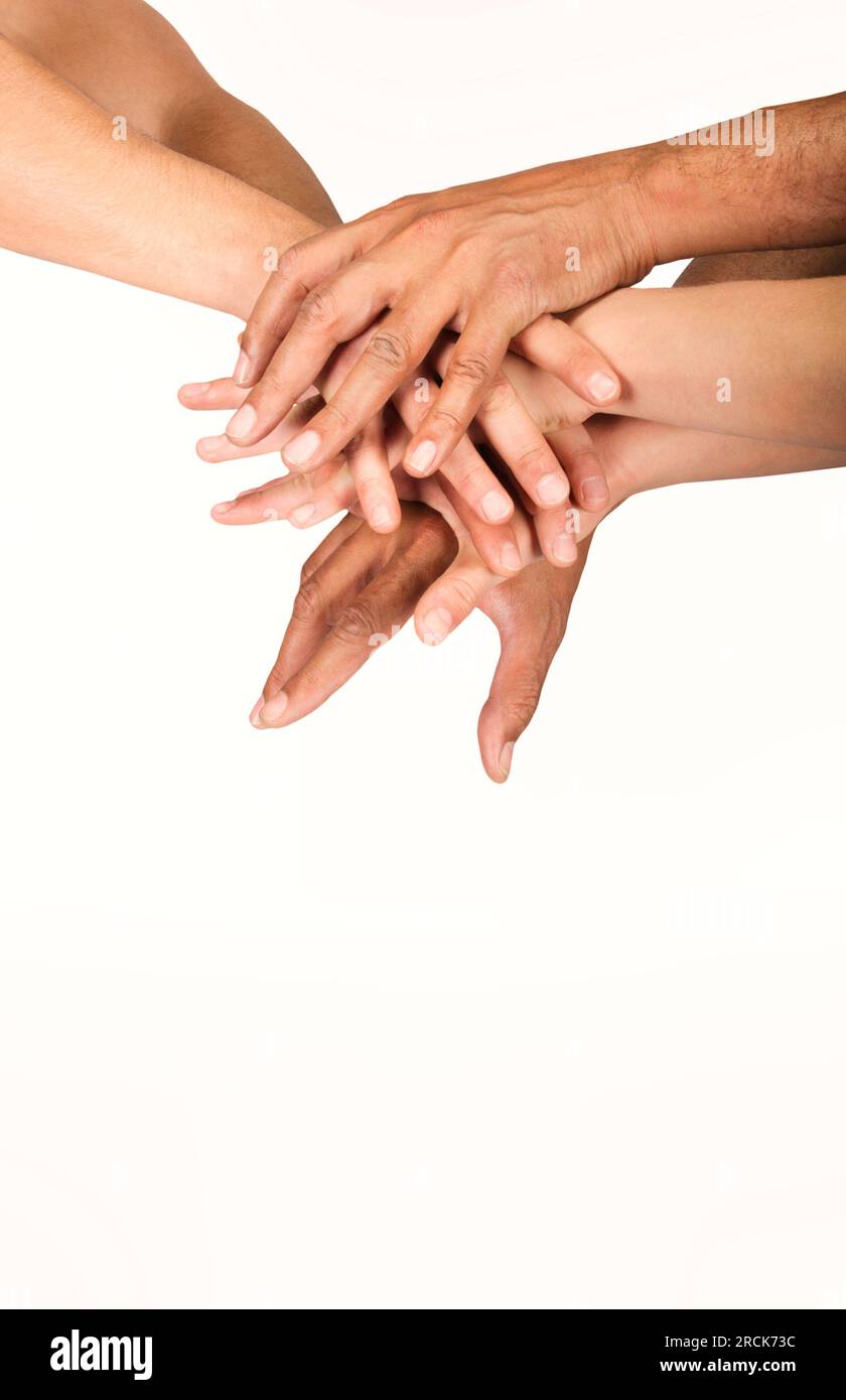 gruppo di mani varie razze inserite in una pila e isolate su sfondo bianco Foto Stock