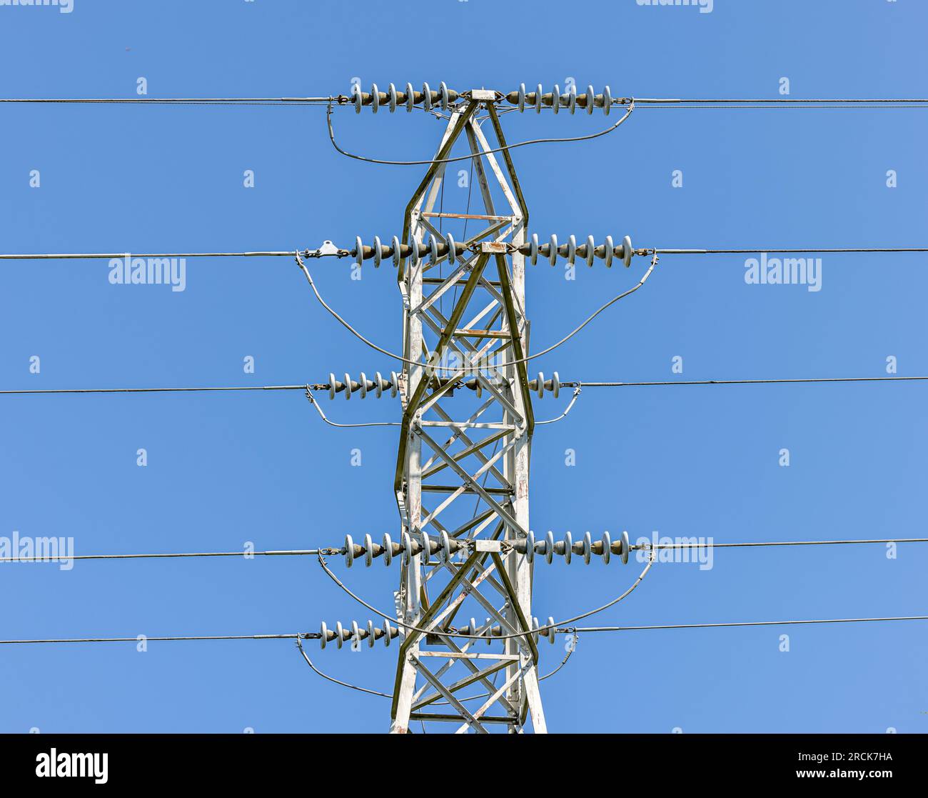 Immagine dettagliata di un plyon elettriale contro un cielo blu Foto Stock