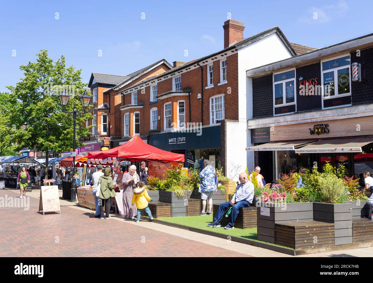 Mercato all'aperto e negozi nel centro di Solihull High Street Solihull West Midlands Inghilterra Regno Unito Europa Foto Stock