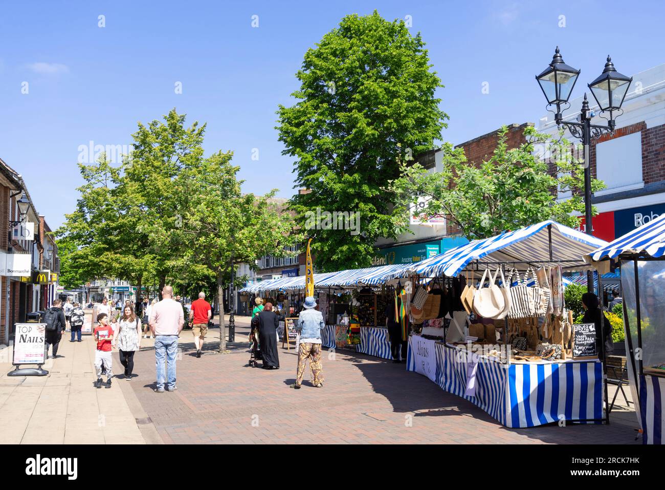 Centro di Solihull, mercato all'aperto della domenica e negozi sulla strada principale di Solihull High Street Solihull West Midlands Inghilterra Regno Unito Europa Foto Stock