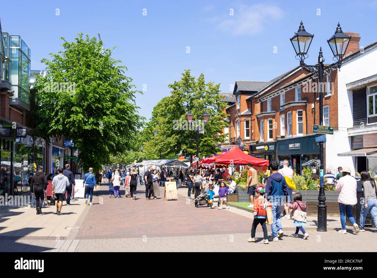 Mercato all'aperto e negozi nel centro di Solihull High Street Solihull West Midlands Inghilterra Regno Unito Europa Foto Stock