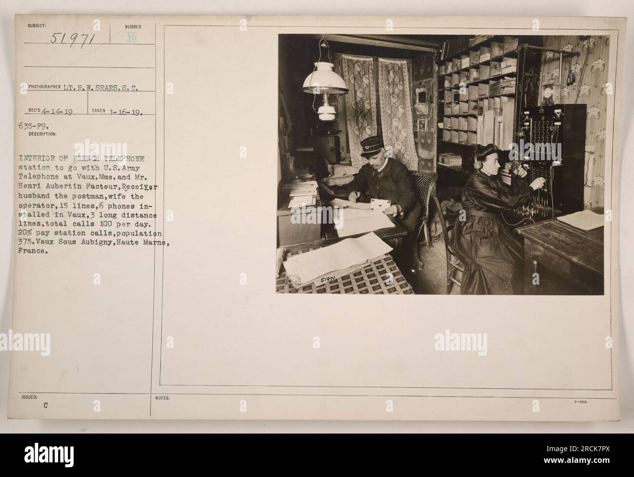 Interno di una stazione telefonica francese a Vaux, Haute Marne, Francia. Mme. E il signor Henri Aubertin, rispettivamente il postino e l'operatore. La stazione ha 15 linee con 6 telefoni installati a Vaux, tra cui 3 linee a lunga distanza. La stazione riceve in media 100 chiamate al giorno, di cui il 20% è costituito dalle chiamate a pagamento. Vaux ha una popolazione di 375 abitanti. Fotografia scattata il 16 gennaio 1919 dal tenente R.W. Sears. Numero di riferimento di archivio: 635-99, numero di descrizione: H C.. Foto Stock