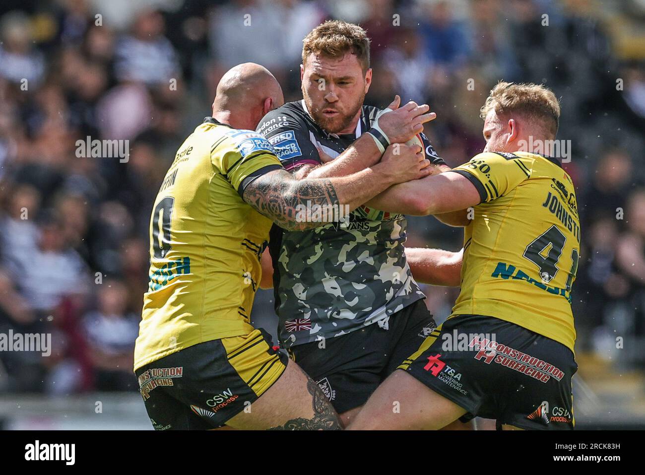 Scott Taylor n. 30 dell'Hull FC viene affrontato da George Griffin n. 10 dei Castleford Tigers e durante la partita Betfred Super League Round 19 Hull FC vs Castleford Tigers all'MKM Stadium, Hull, Regno Unito, 15 luglio 2023 (foto di Mark Cosgrove/News Images) Foto Stock