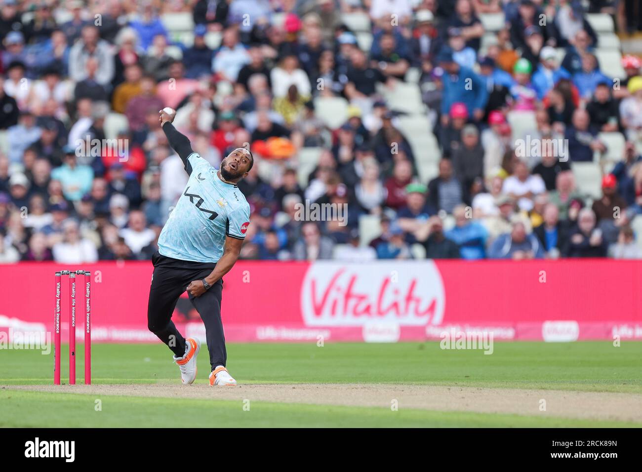 Preso a Birmingham, Regno Unito, il 15 luglio 2023 al Warwickshire County Cricket Club di Edgbaston. Nella foto è raffigurato il capitano di Surrey, Chris Jordan, che si trova in un bowling d'azione durante la semifinale Vitality Blast 2023 tra Somerset e Surrey. L'immagine è solo per uso editoriale - credito a Stu Leggett tramite Alamy Live News Foto Stock