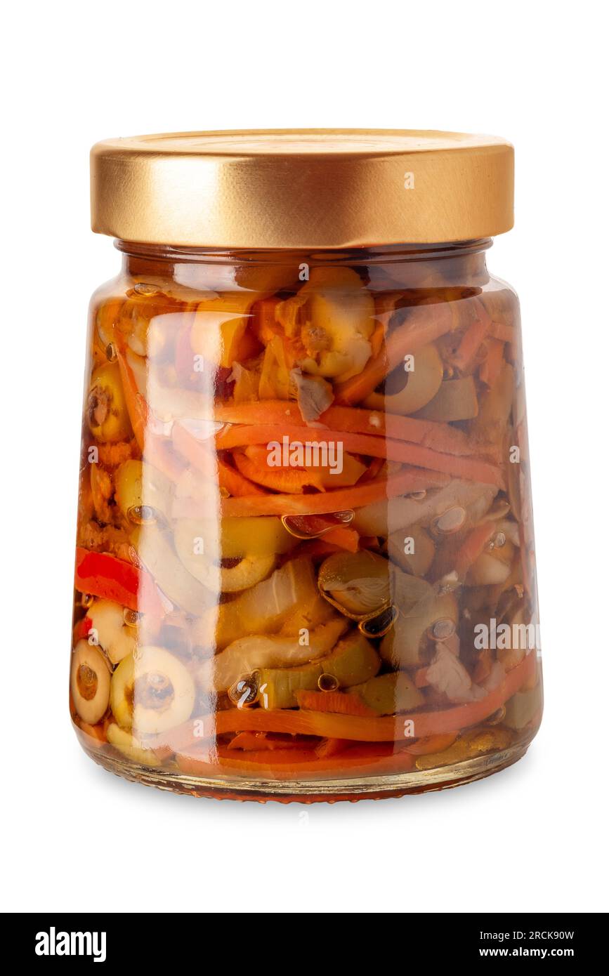 Verdure tagliate in olio per insalate di riso e pasta in vasetto di vetro isolato su bianco con percorso di ritaglio incluso Foto Stock