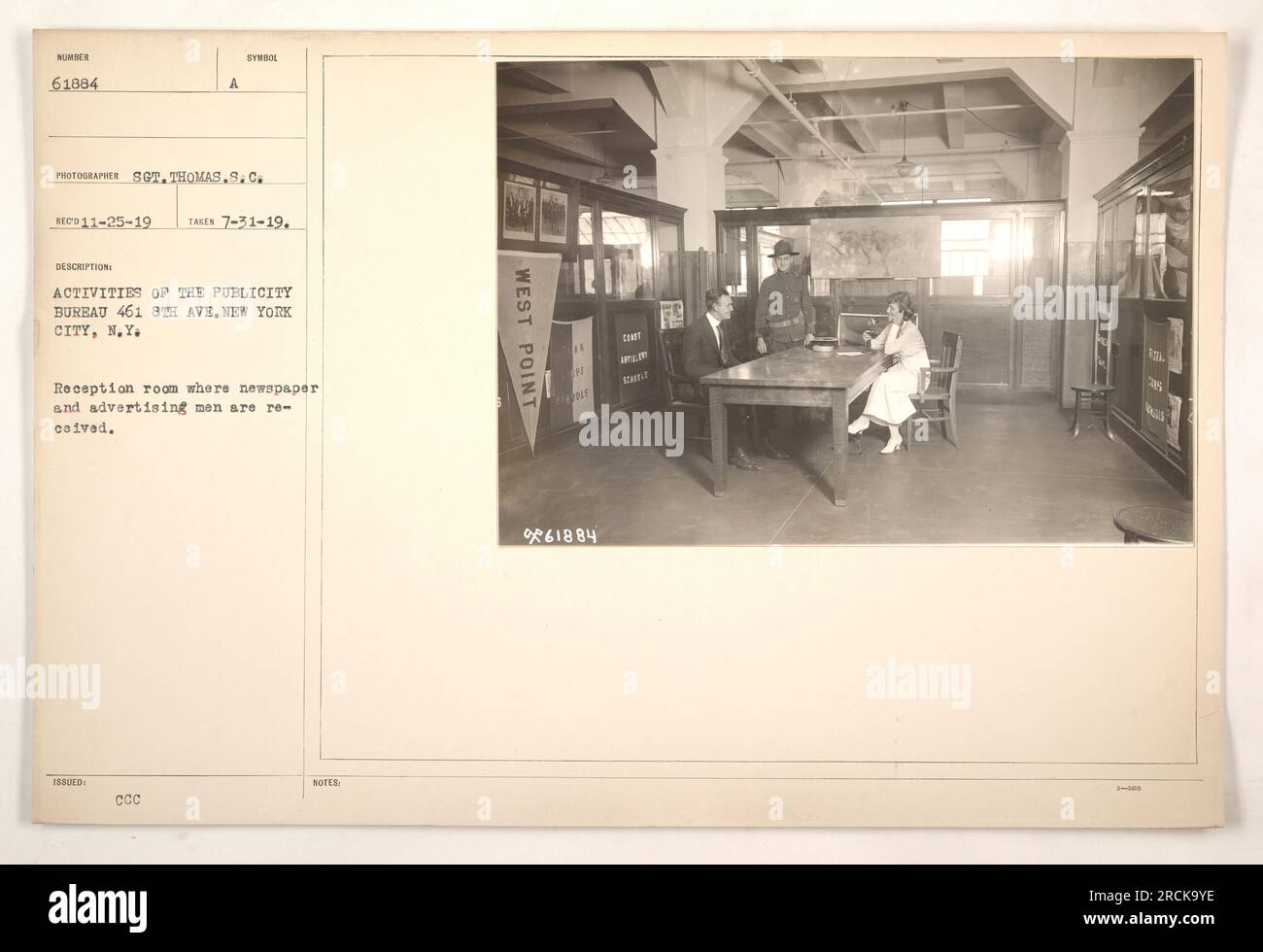 Sala di ricevimento presso l'Ufficio pubblicitario di New York City, dove vengono ricevuti uomini di giornali e pubblicità. Questa foto è stata scattata il 31 luglio 1919 dal fotografo Sgt. Thomas S.C. Symbol. L'immagine mostra le attività dell'Ufficio pubblicitario, situato al 461 8th Ave, e serve come documentazione delle loro interazioni con i professionisti dei media. Foto Stock