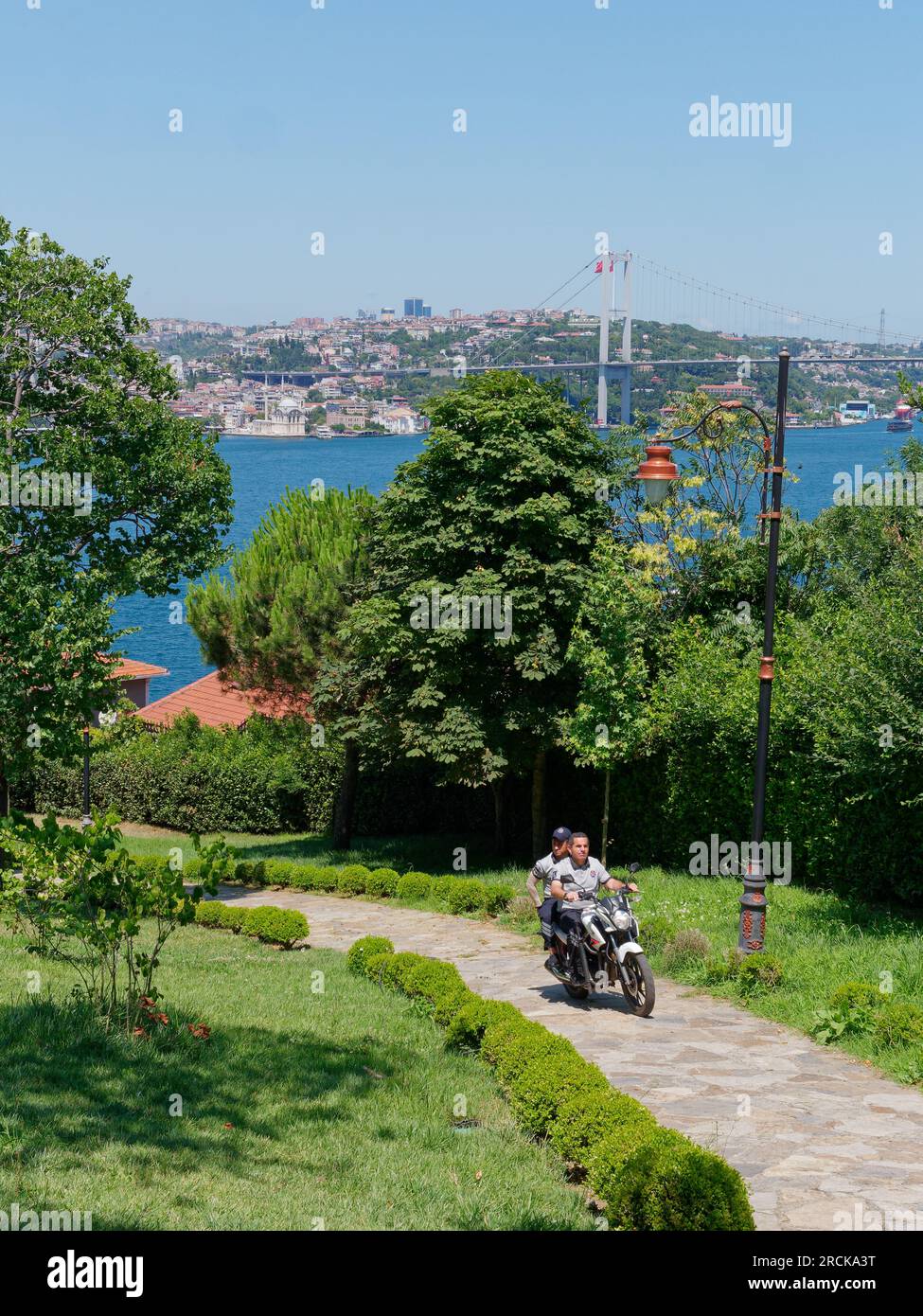 Motociclisti nel parco Fethi Pasa Korusu a Uskudar con vista sul Ponte Martrys del 15 luglio e sulla Moschea Ortakoy. Istanbul, Turchia Foto Stock