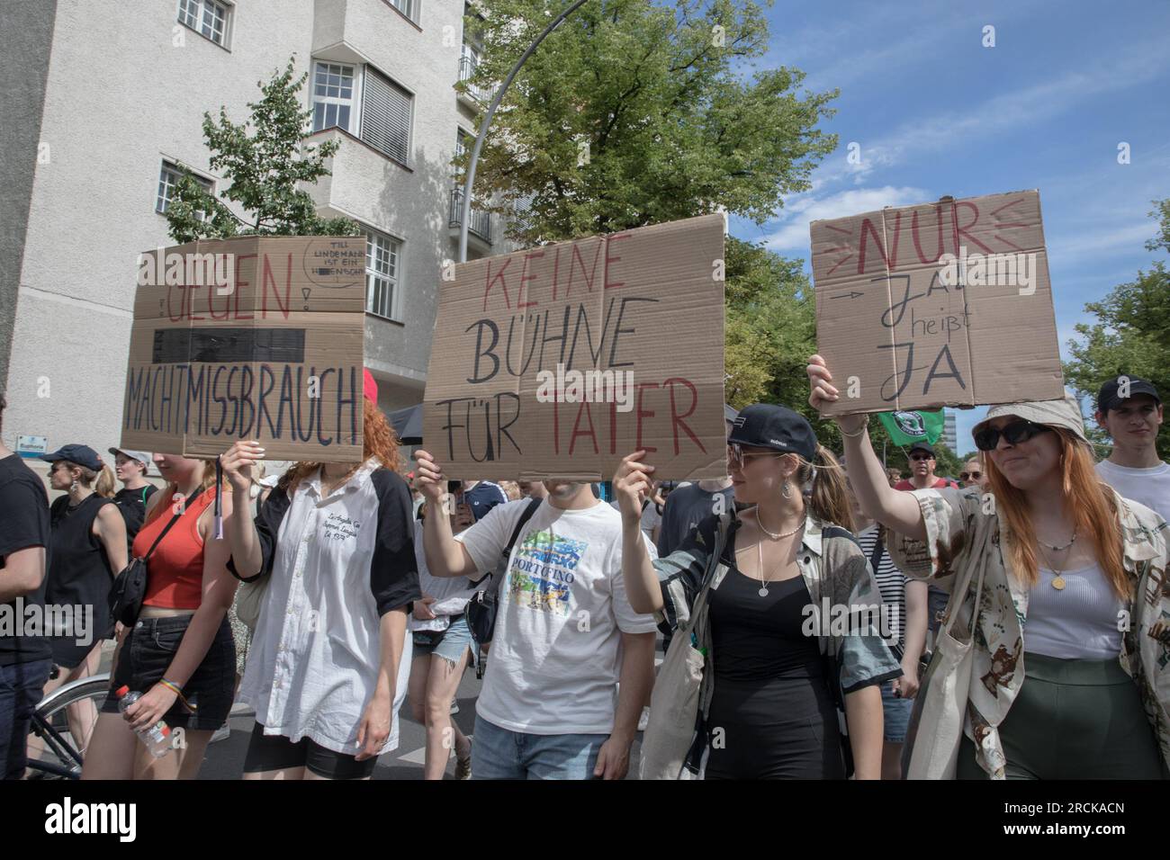 Berlino, Germania. 15 luglio 2023, Berlino, Germania: La capitale tedesca, nota per la sua vivace scena musicale, è stata il centro di un acceso dibattito in quanto ha ospitato tre concerti della controversa band heavy metal Rammstein questa settimana. Il primo concerto, che si è svolto all'Olympiastadion il 15 luglio 2023, è stato accolto con proteste e una significativa presenza della polizia a causa della controversa reputazione della band. I manifestanti alla protesta di Berlino hanno tenuto cartelli che recitano: "Non c'è palcoscenico per gli autori. Contro l'abuso di potere. Crediti: ZUMA Press, Inc./Alamy Live News Foto Stock