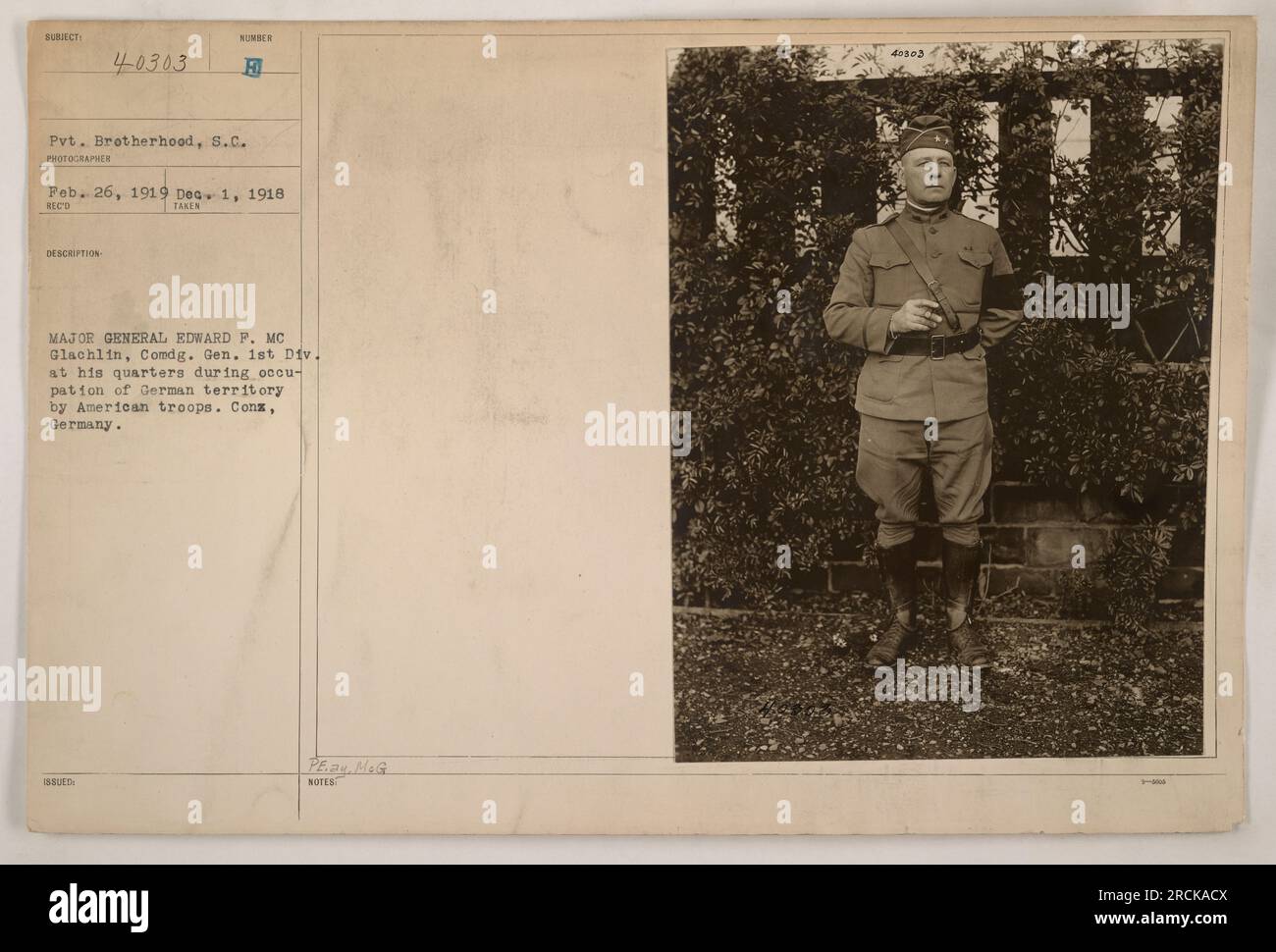 Il maggiore generale Edward F. McGlachlin, comandante della 1st Division, è visto nei suoi alloggi durante l'occupazione americana del territorio tedesco. Questa fotografia è stata scattata il 26 febbraio 1919 e fa parte di una collezione che documenta le attività militari americane durante la prima guerra mondiale. Foto Stock