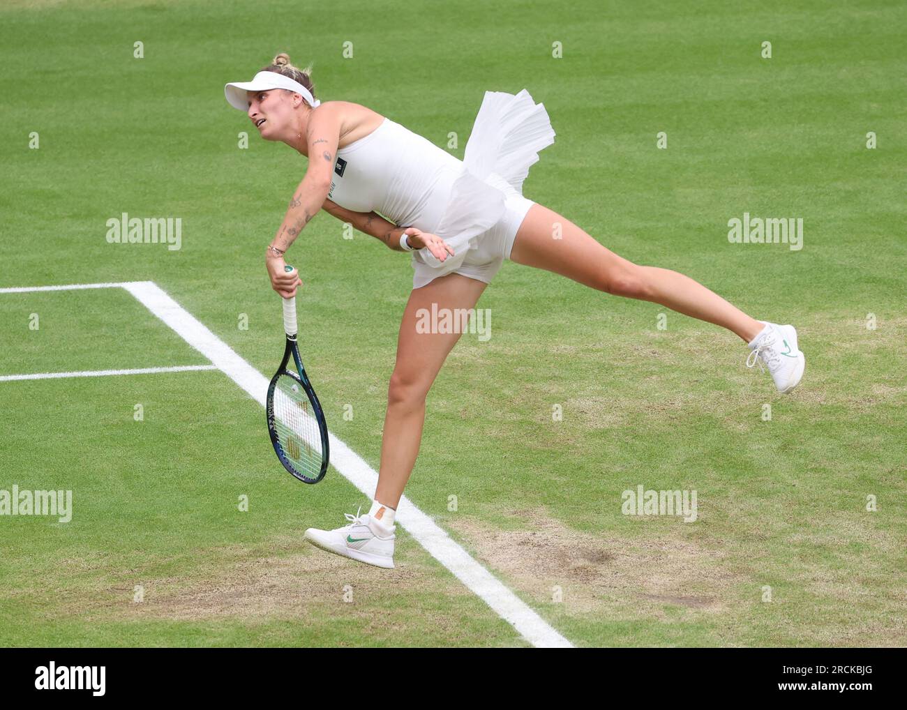 Londra, Regno Unito. 15 luglio 2023. La ceca Marketa Vondrousova serve nel suo match di finale femminile contro il tunisino Ons Jabeur ai campionati di Wimbledon 2023 a Londra sabato 15 luglio 2023. Vondrousova ha vinto la partita 6-4, 6-4. Foto di Hugo Philpott/UPI credito: UPI/Alamy Live News Foto Stock