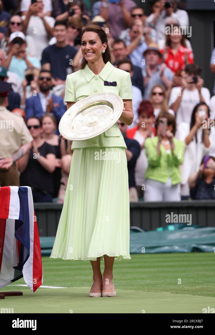 Londra, Regno Unito. 15 luglio 2023. Catherine Princess of Wales si prepara per la cerimonia della vittoria dopo che la ceca Marketa Vondrousova celebra la vittoria nella sua finale femminile contro il tunisino Ons Jabeur ai campionati di Wimbledon 2023 a Londra sabato 15 luglio 2023. Vondrousova ha vinto la partita 6-4, 6-4. Foto di Hugo Philpott/UPI credito: UPI/Alamy Live News Foto Stock
