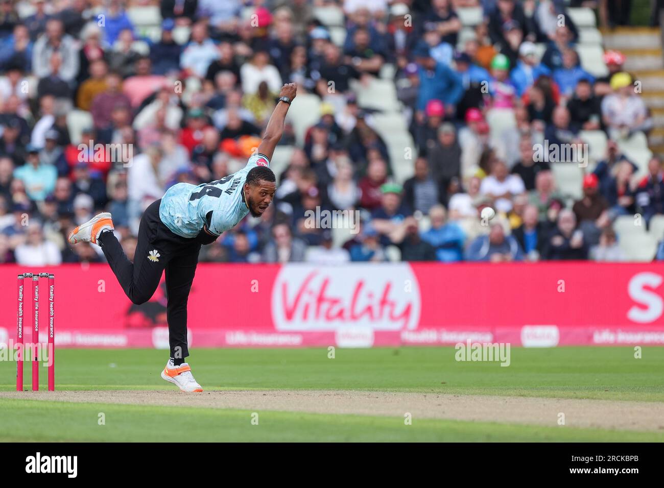 Preso a Birmingham, Regno Unito, il 15 luglio 2023 al Warwickshire County Cricket Club di Edgbaston. Nella foto è raffigurato il capitano di Surrey, Chris Jordan, che si trova in un bowling d'azione durante la semifinale Vitality Blast 2023 tra Somerset e Surrey. L'immagine è solo per uso editoriale - credito a Stu Leggett tramite Alamy Live News Foto Stock