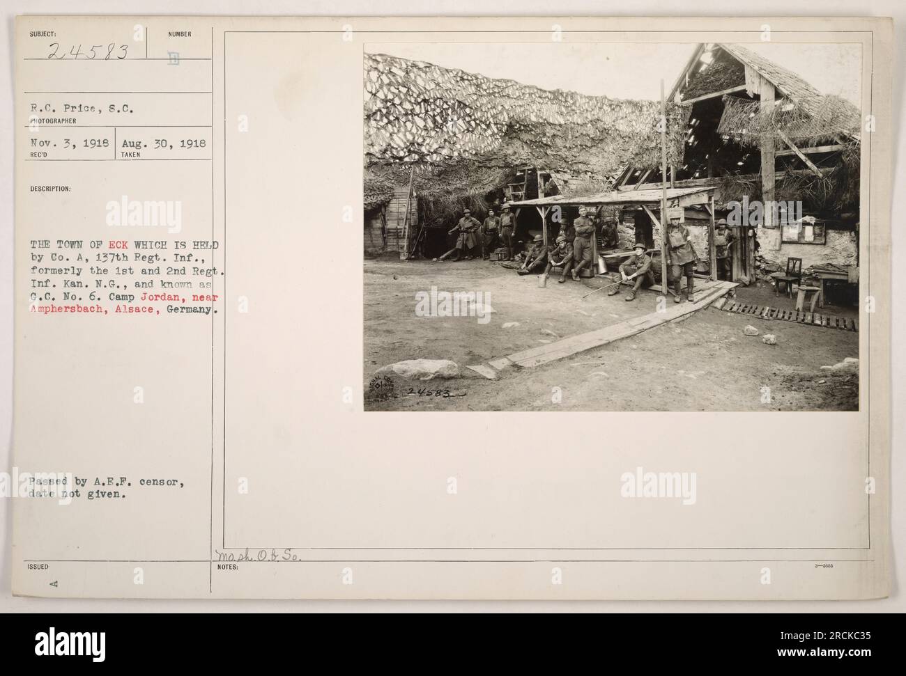 Soldati del Co. A, 137th Regiment Infantry si vedono a Eck, una città che hanno catturato e tenuto durante la prima guerra mondiale. Precedentemente noti come 1st and 2nd Regiments Infantry of the Kansas National Guard, ora sono di stanza a Camp Jordan vicino Amphersbach, in Alsazia, in Germania. L'approvazione della censura militare è stata ricevuta. Foto Stock