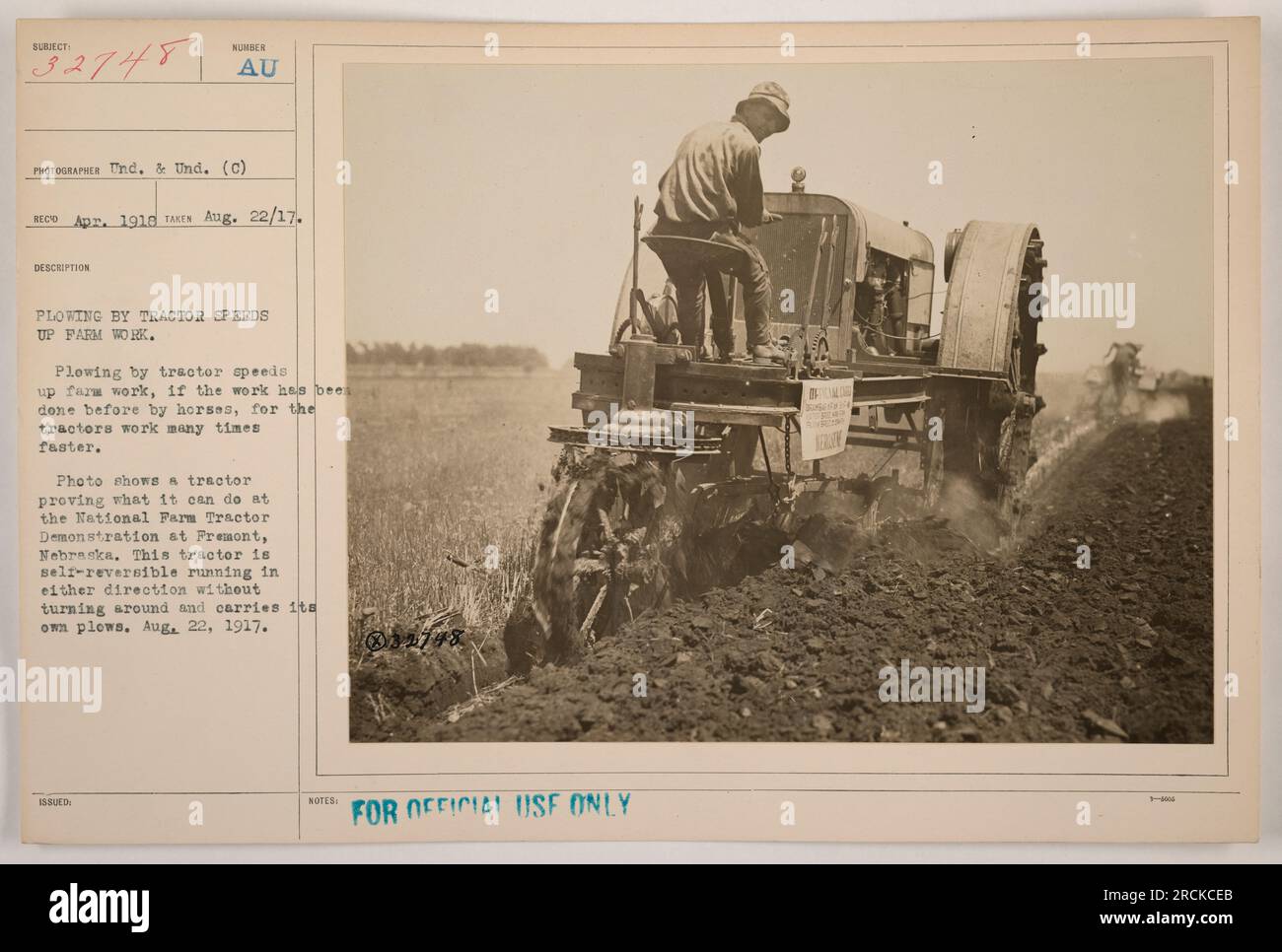 "Un trattore che ara un campo alla National Farm Tractor Demonstration di Fremont, Nebraska, accelera il lavoro agricolo rispetto ai tradizionali aratri trainati da cavalli. Questo trattore reversibile può funzionare in entrambe le direzioni, eliminando la necessità di girare e trasportando i propri aratri. 22 agosto 1917." Foto Stock