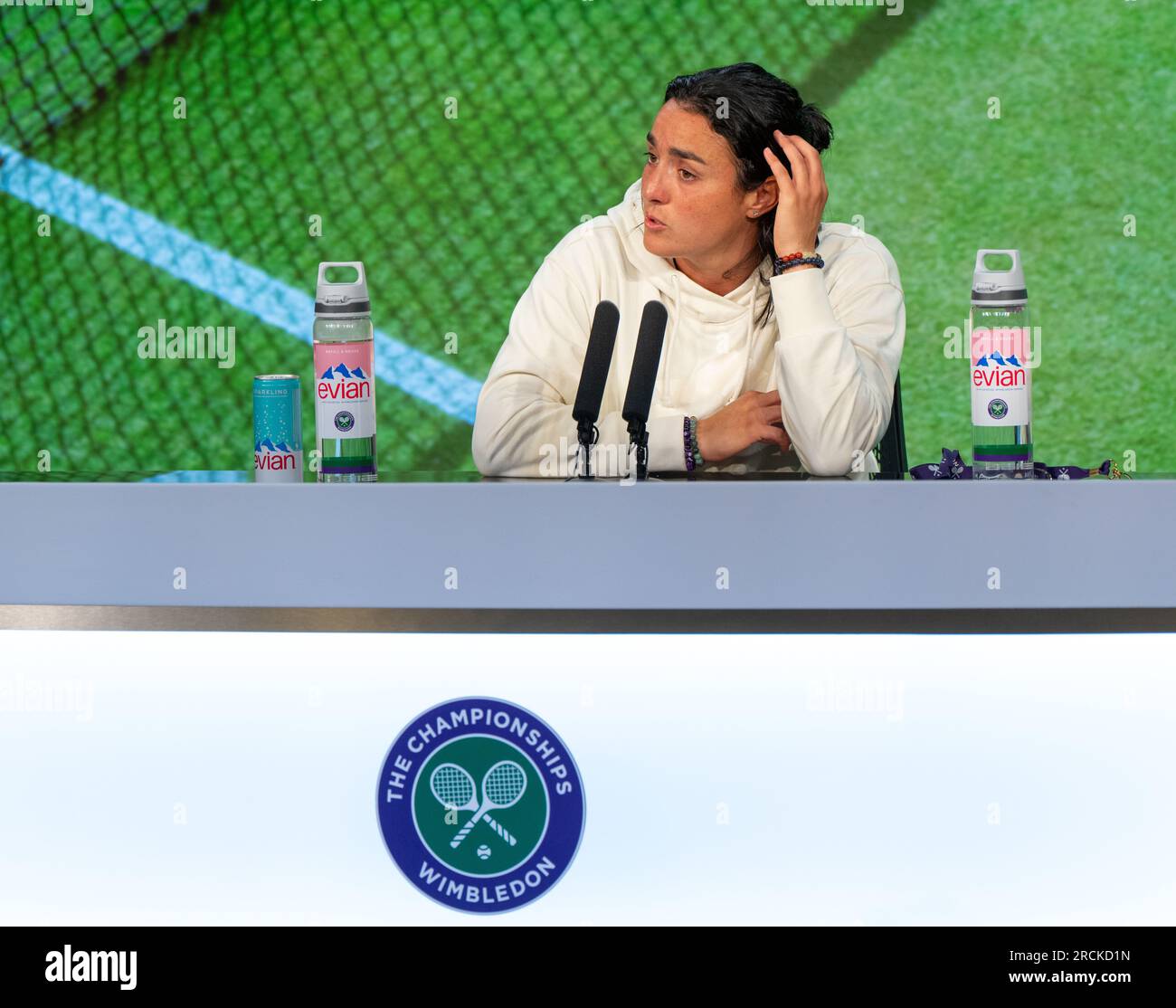 Ons Jabeur viene intervistata al Media Theatre in seguito alla sua sconfitta contro Marketa Vondrousova nella finale femminile del singolo il giorno tredicesimo dei campionati di Wimbledon 2023. Data foto: Sabato 15 luglio 2023. Foto Stock