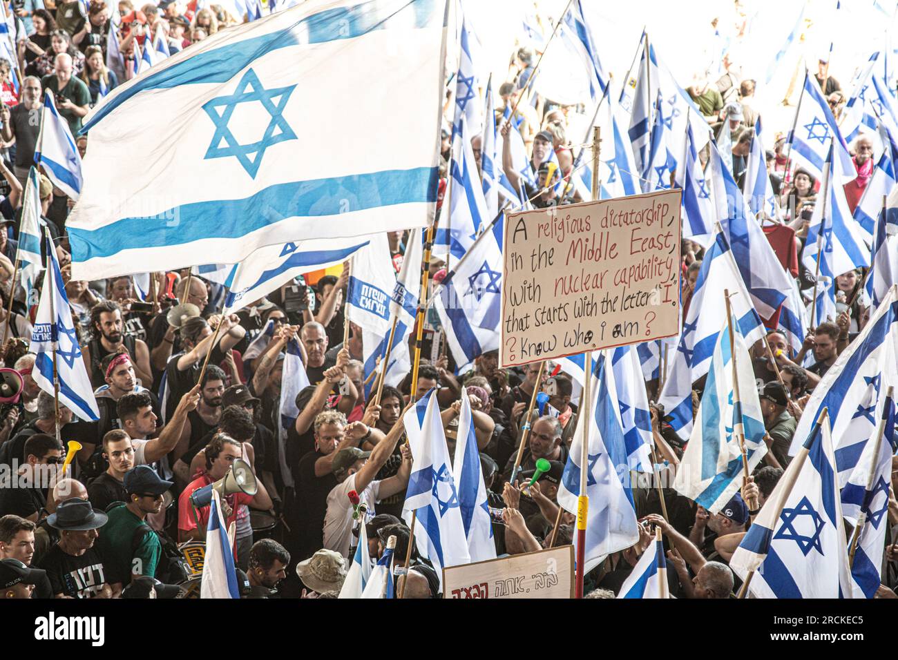 Tel Aviv, Israele. 11 luglio 2023. I Prosetor sventolano la bandiera israeliana e un segno che recita “Una dittatura religiosa, in Medio Oriente, con capacità nucleare, che inizia con la lettera “io”, sai chi sono?” Durante una manifestazione contro la revisione giudiziaria all'aeroporto Ben Gurion. Tel Aviv, Israele. 11 luglio 2023. (Foto di Matan Golan/Sipa USA). Credito: SIPA USA/Alamy Live News Foto Stock