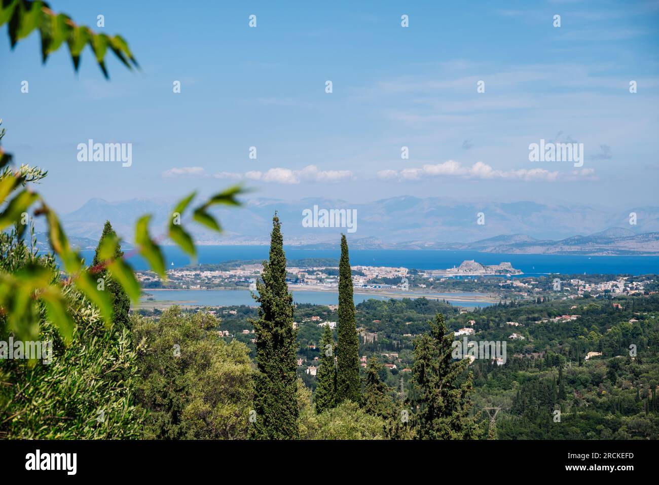 Vista dalla cima della montagna alla città di Kerkyra con la pista dell'isola di Corfù Foto Stock