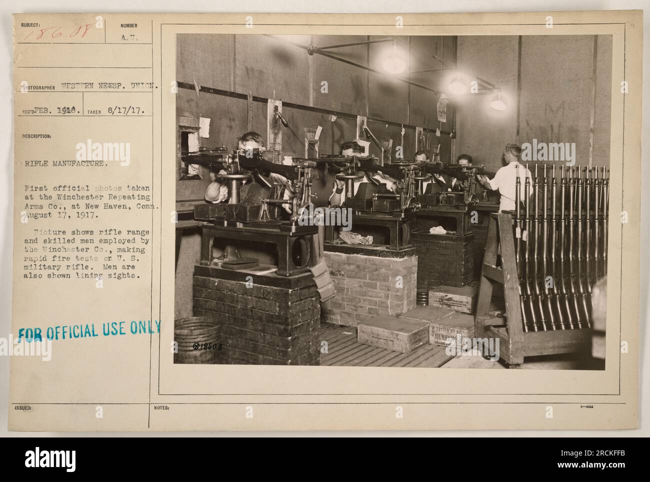 Una fotografia scattata il 17 agosto 1917 a Winchester Repeating Arms Co. A New Haven, Conn. L'immagine mostra il raggio d'azione dei fucili e i lavoratori qualificati che conducono test rapidi sul fucile militare T.S. Gli uomini nella foto sono anche visti regolare la visuale dei fucili. Questa è una foto ufficiale per scopi militari. Foto Stock