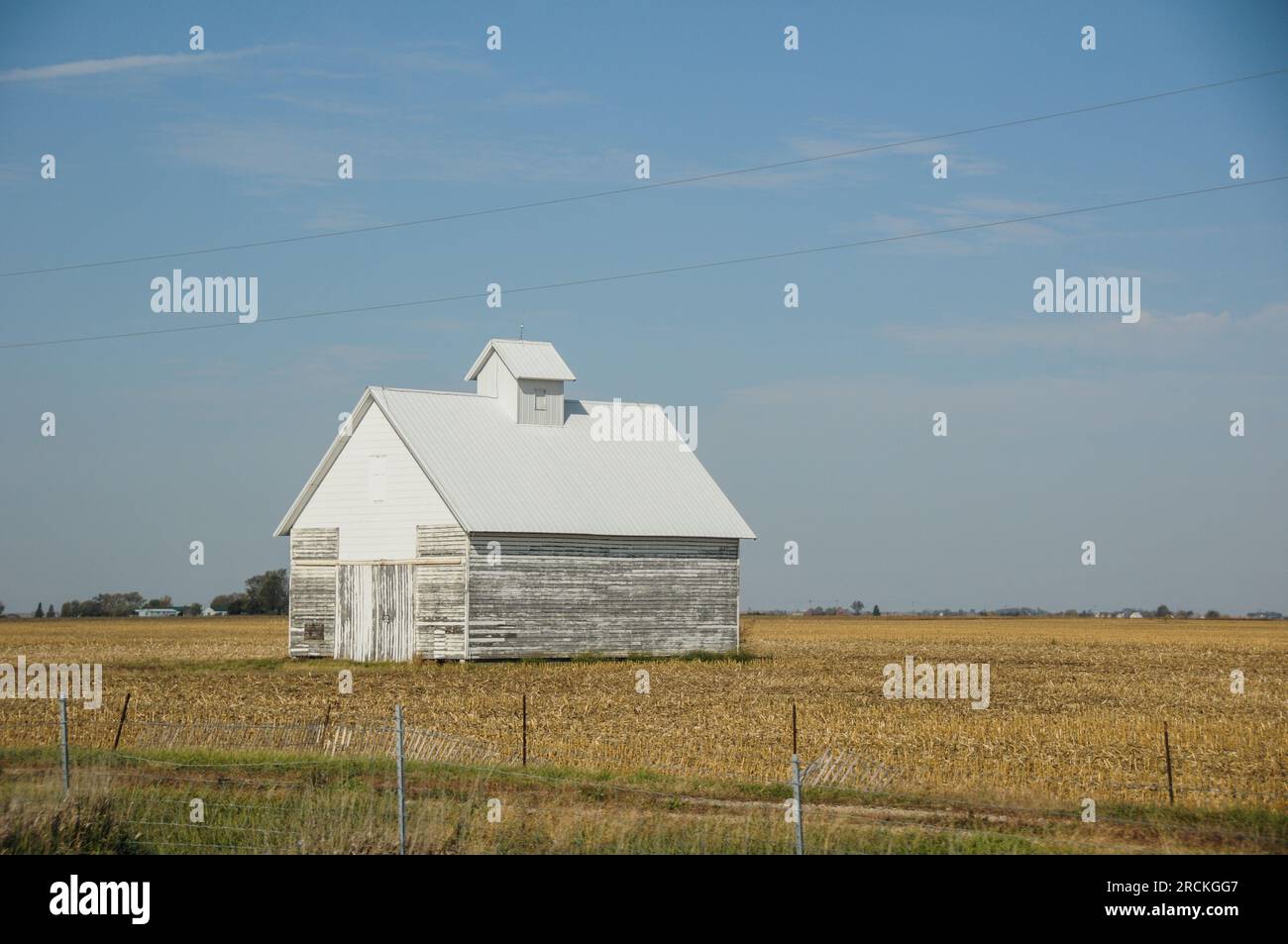 Fattoria americana in una prateria pianeggiante negli Stati Uniti occidentali Foto Stock