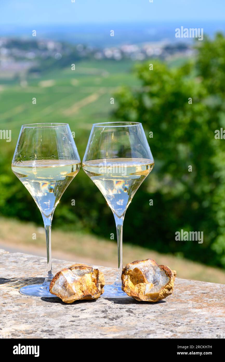 Bicchieri di vino bianco provenienti da vigneti di Sancerre Chavignol appelazione ed esempio di terreno di selce, vicino al villaggio di Sancerre, Cher, Valle della Loira, F Foto Stock